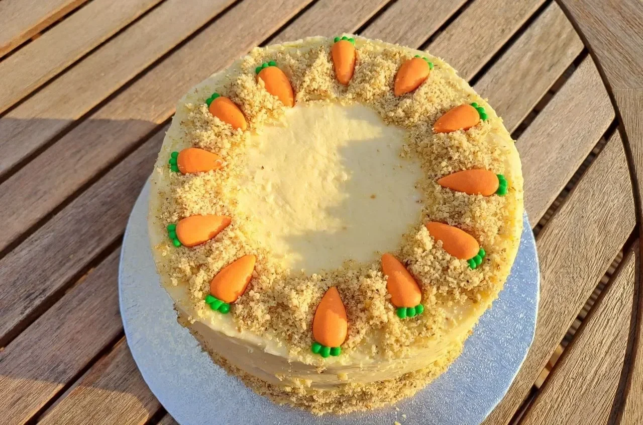 Carrot sponge with buttercream, biscuit crumb &amp; fondant carrots