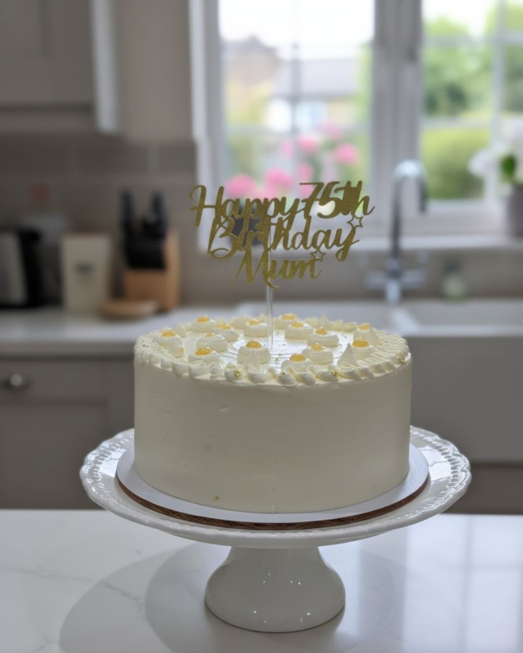 Lemon chiffon cake with lemon curd 