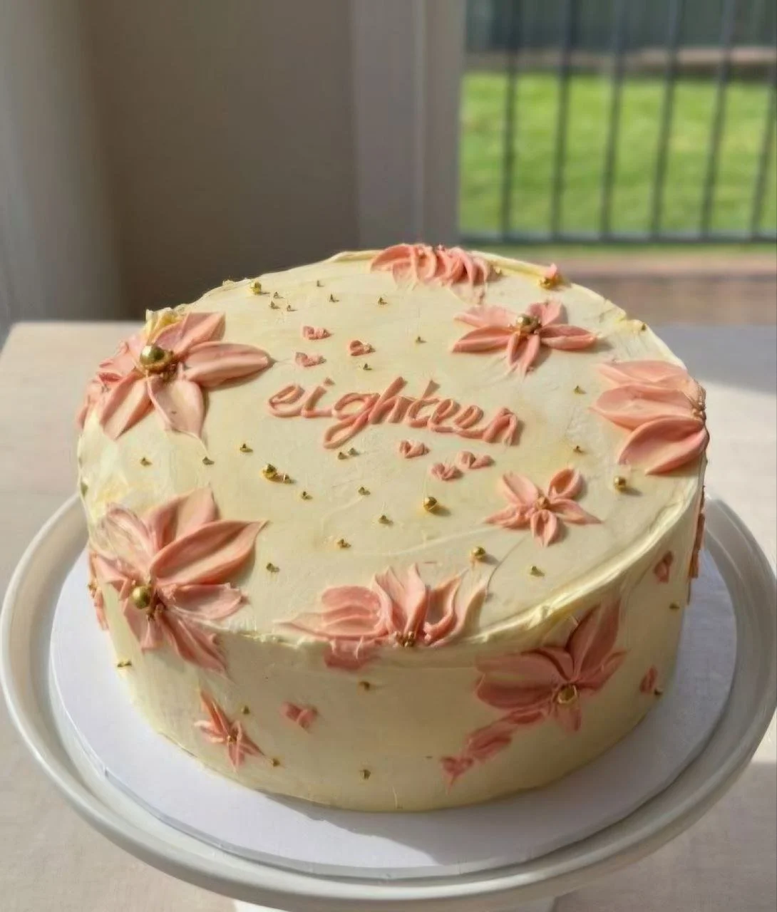 Vanilla sponge with petal-shaped frosting