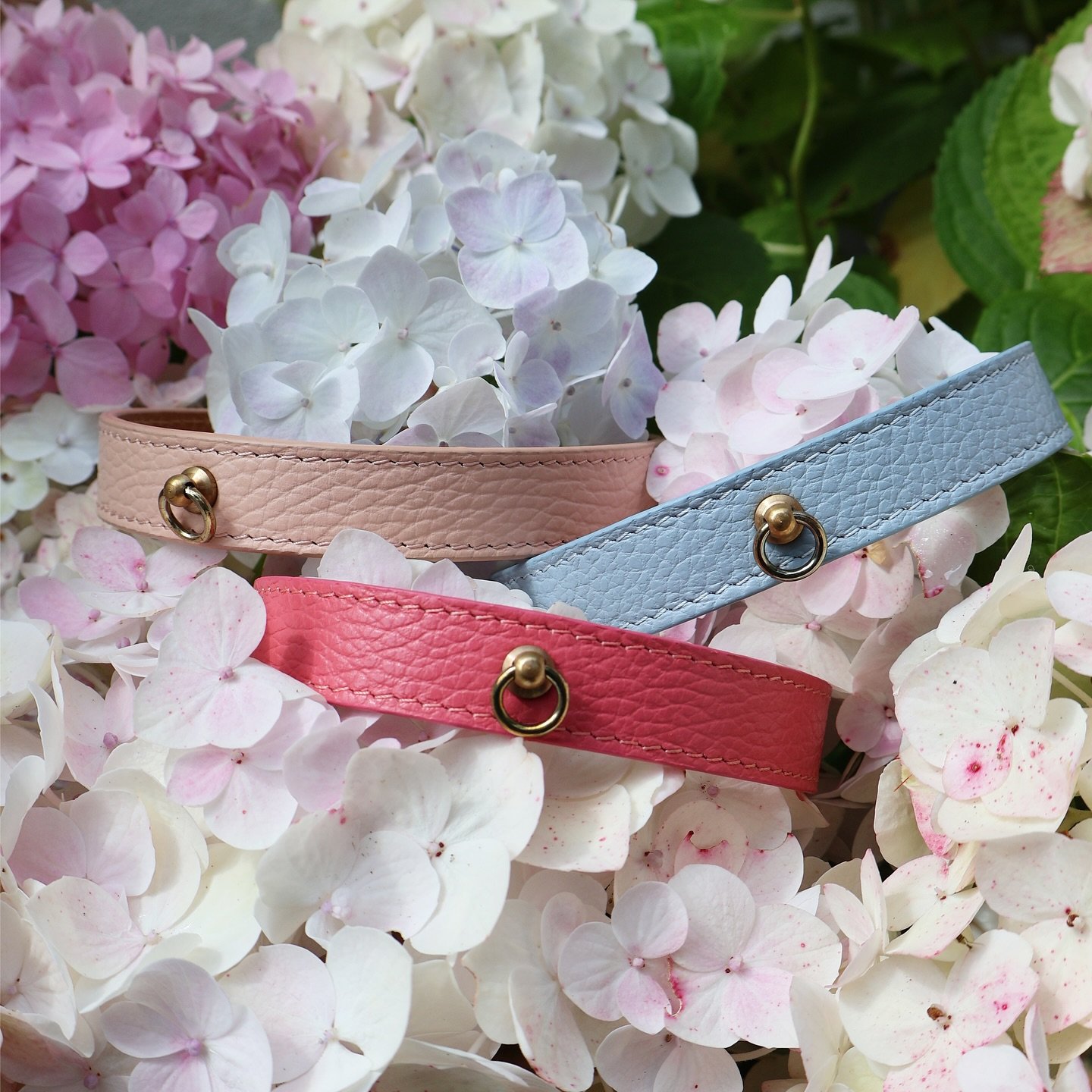 Choose from a palette of serene pastels with the Juno Collar by Branni Pets. Handcrafted in Europe from soft Italian leather and adorned with golden fittings, this dog collar blends elegance with durability. Featuring a practical tag holder for your 