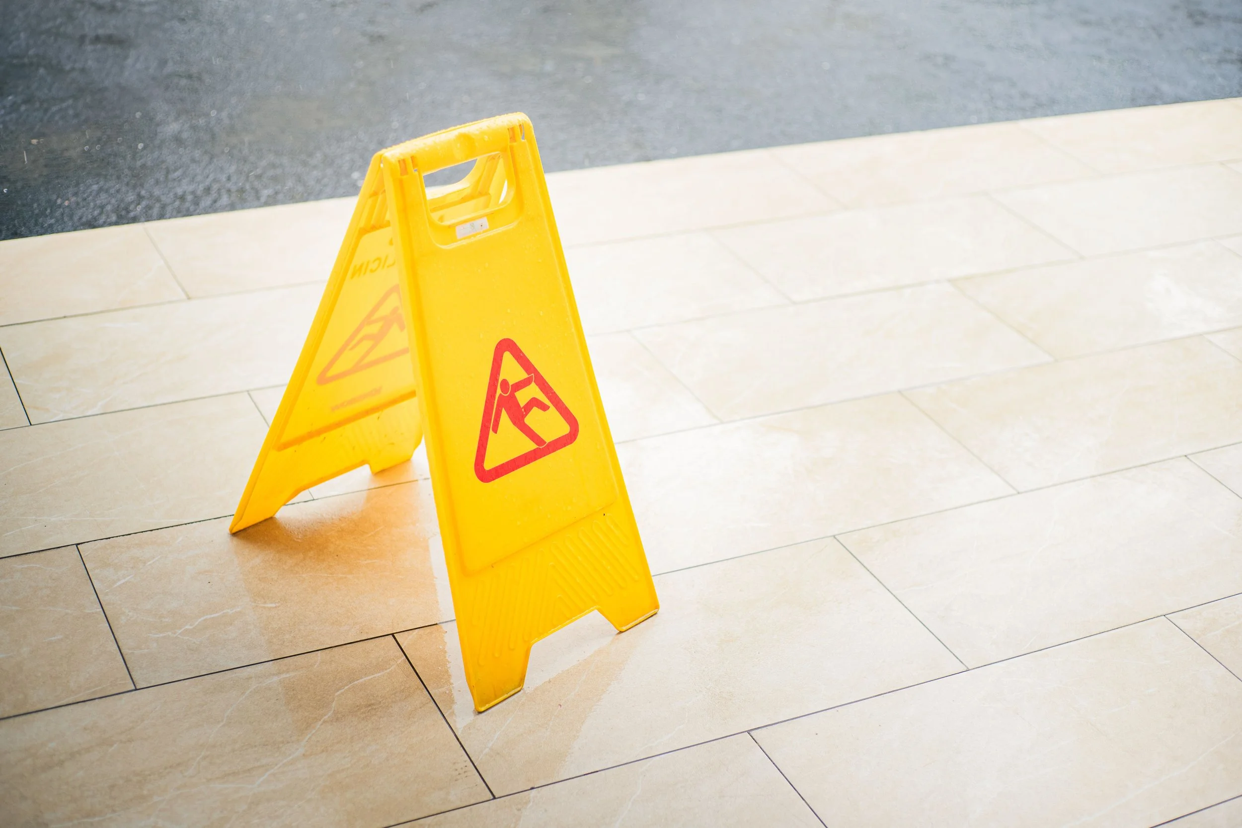 Can I make an accident at work claim if I am still working for my employer?