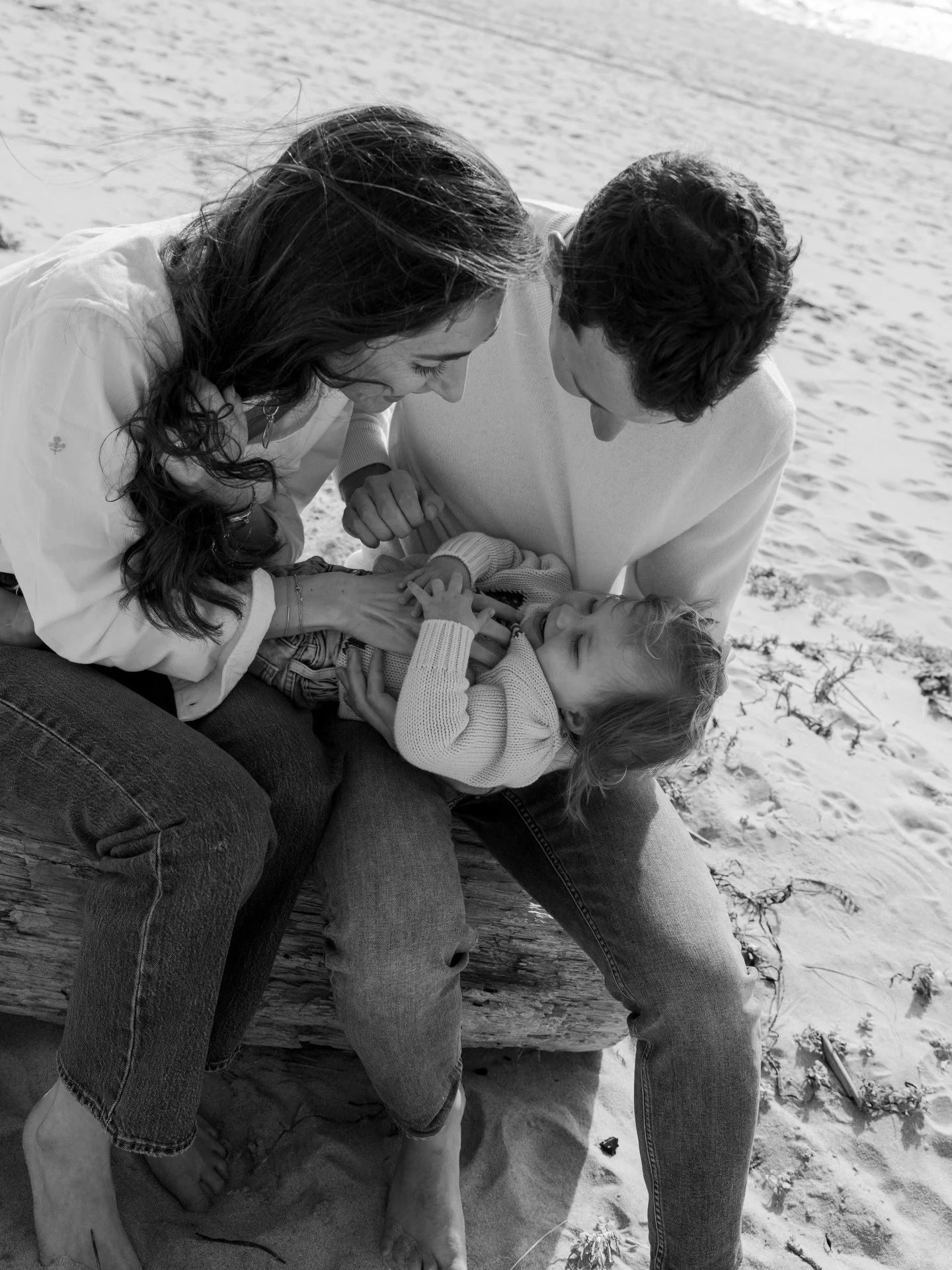 Mini family beach session 🤍

This day probably had to be one of the windiest beach sessions I&rsquo;ve ever shot, and I think we still managed to get some fun ones!

Some tips for clients when planning a photoshoot at the beach:
&bull; Consider the 