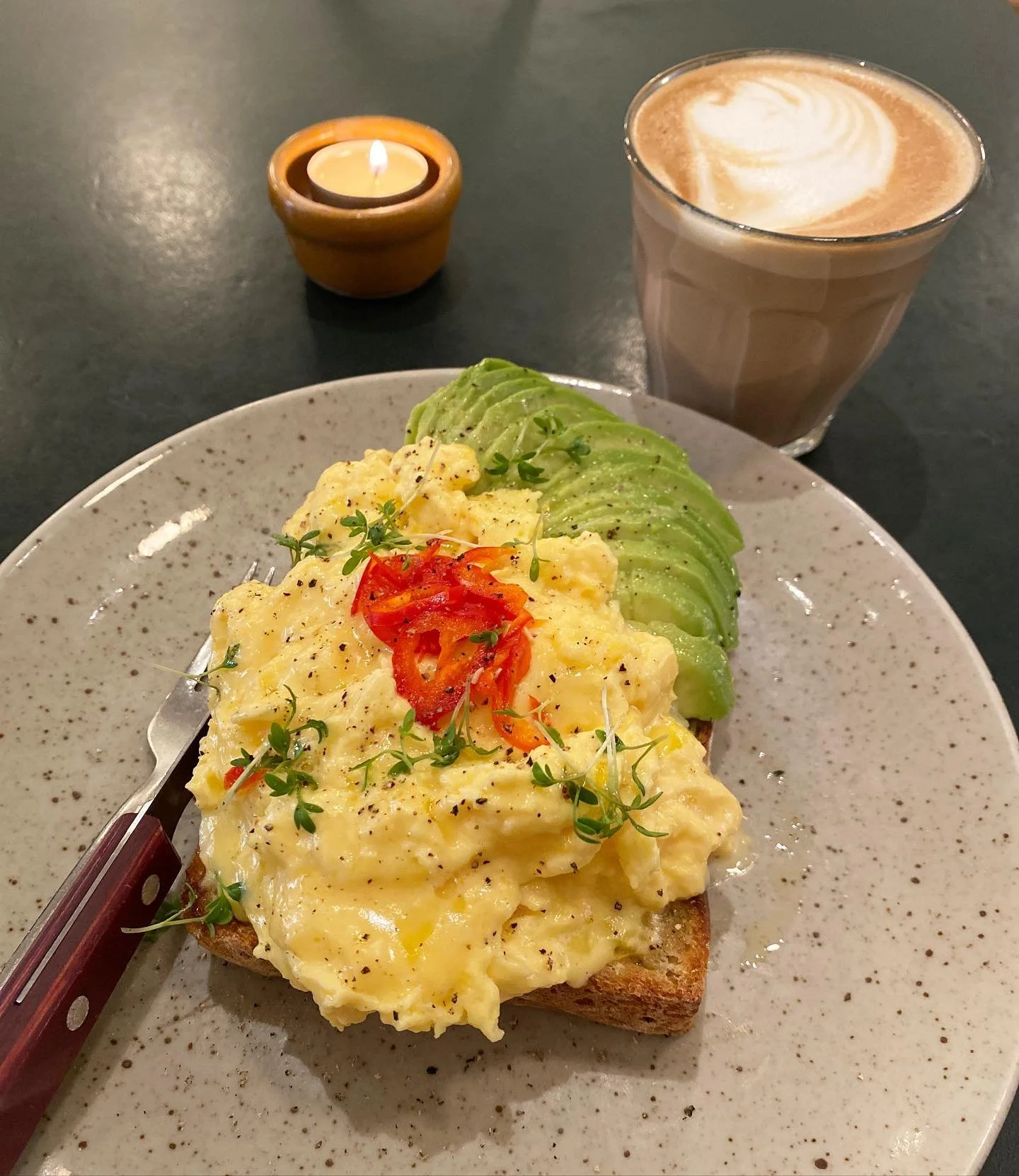 Guess who is having a really really good time in Stockholm 😍 And oh my gosh what a breakfast at @cafepomflora 👏🏽💛☕️ Must admit - if feels weird to see so many people! Been a while since I traveled