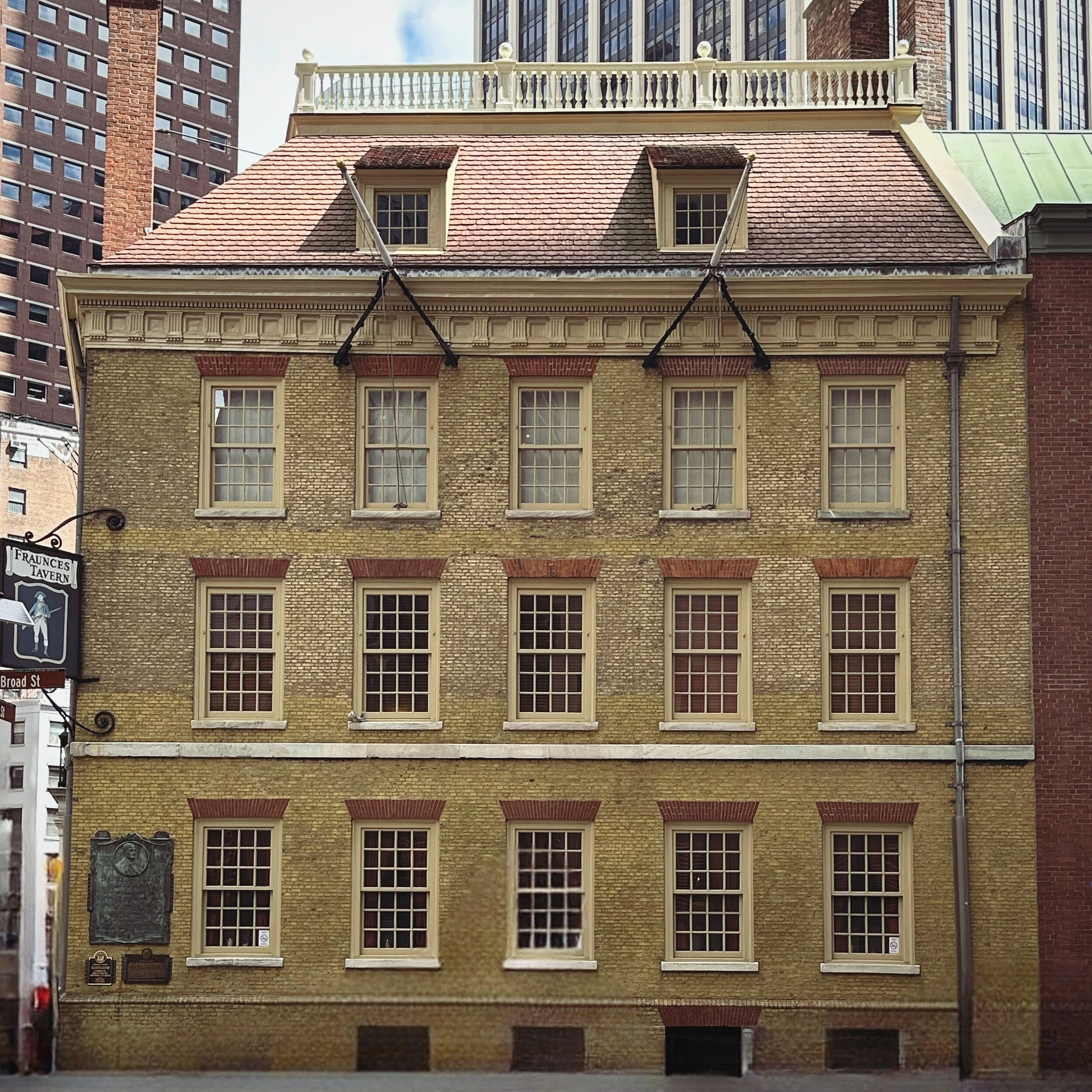 Good Sunday morning. We had a great visit at the Fraunces Tavern in New York City. We will be sharing more on this historic tavern in the heart of the financial district. So much history!
Sheila
#tavernsofamerica #history #revolution #georgianarchite