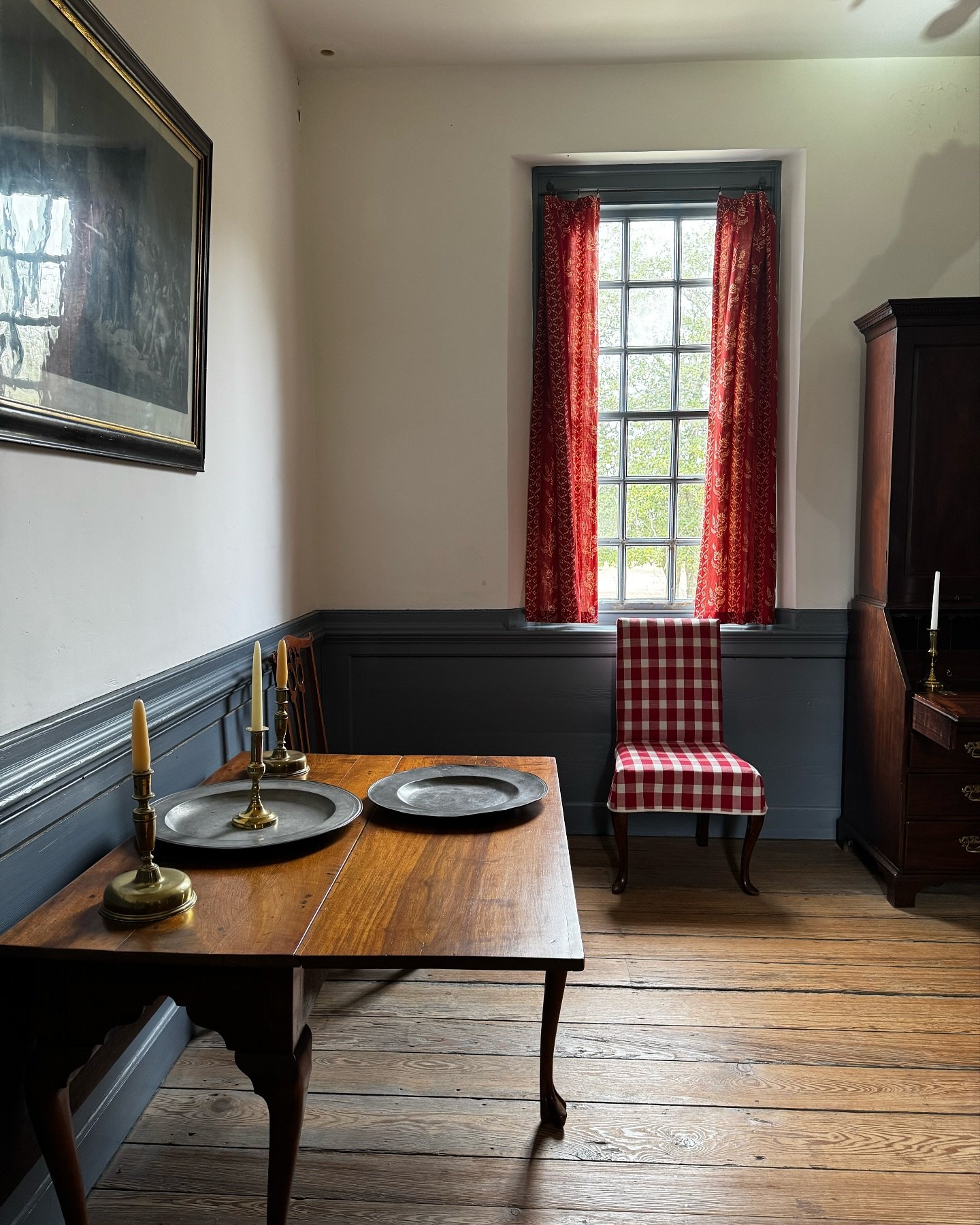 Good afternoon everyone and Happy Spring!  The most rejuvenating time of the year. 🪻🌷🪻
#springtime #springtimeinvirginia #flowers #redandwhitecheck #periodfurniture #greatroom #parlor #historichomesmagazine #behindthescenes #brickhouse #earlyameri
