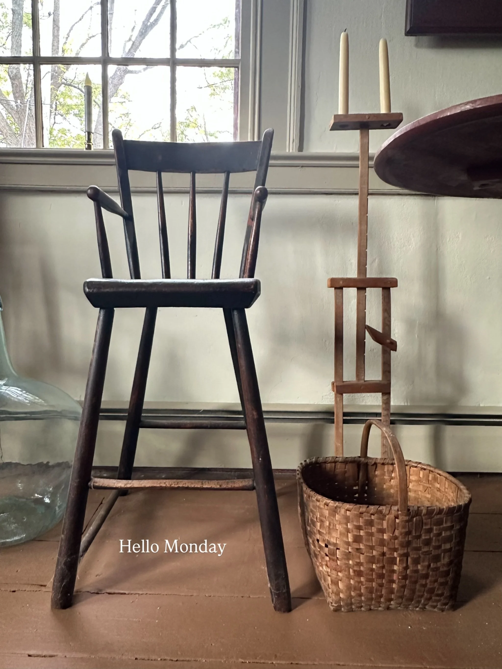 Hello Monday everyone!  Hope you all had a wonderful weekend!  We love to share our adventures from a recent photoshoot 📸📷
Enjoy!
Sheila xo
#historichomesmagazine #chairs #baskets #oldhomes #autumn #glassbottles #newyork #antiques #livewithwhatyoul