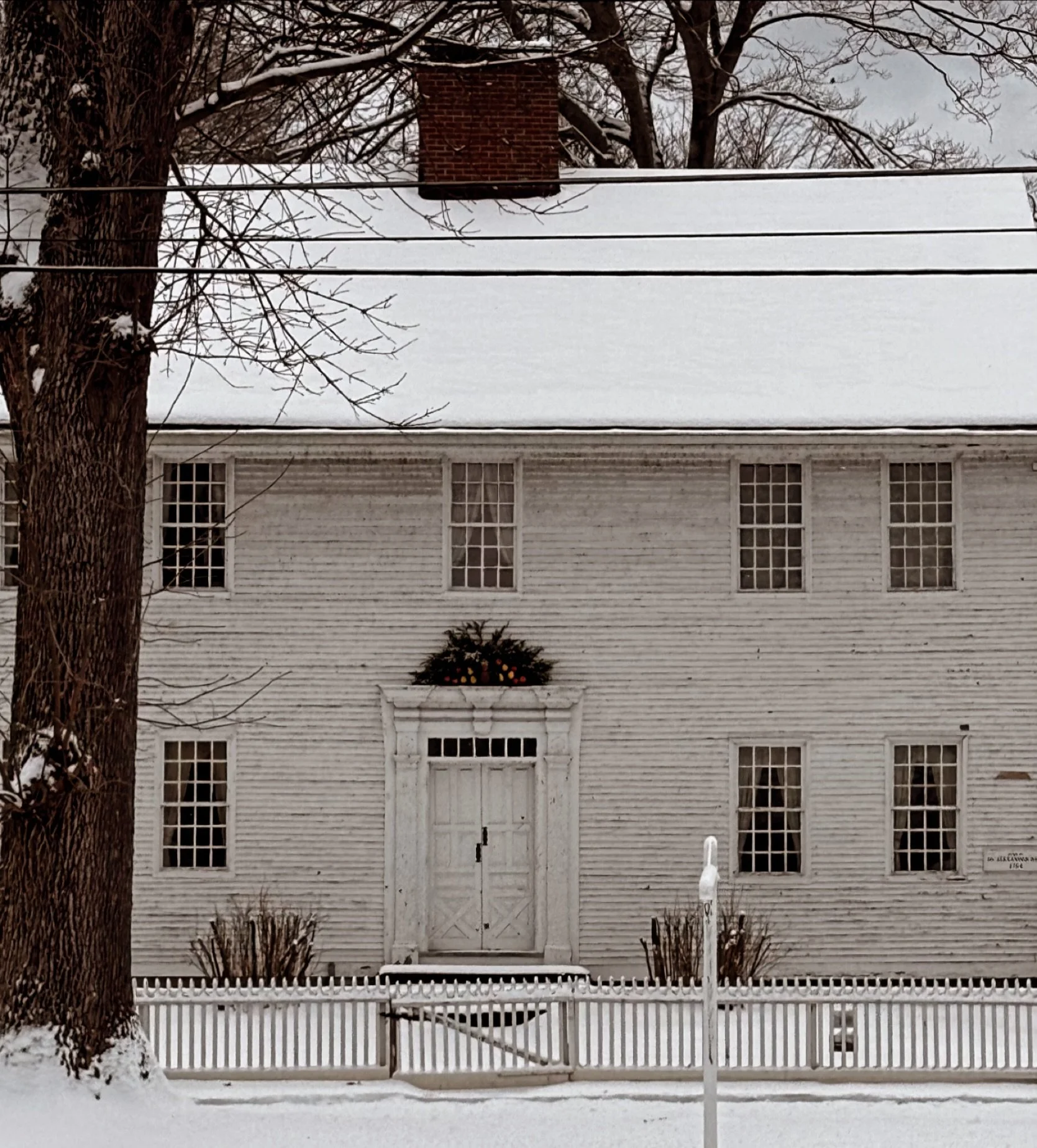Happy Sunday before Christmas!  Hope you are having a great weekend.  Four more days til Santa arrives 🎅🏻
Enjoy 🎄
Sheila xo
#oldhouses #christmas #wreaths #historichomesmagazine #decorations
