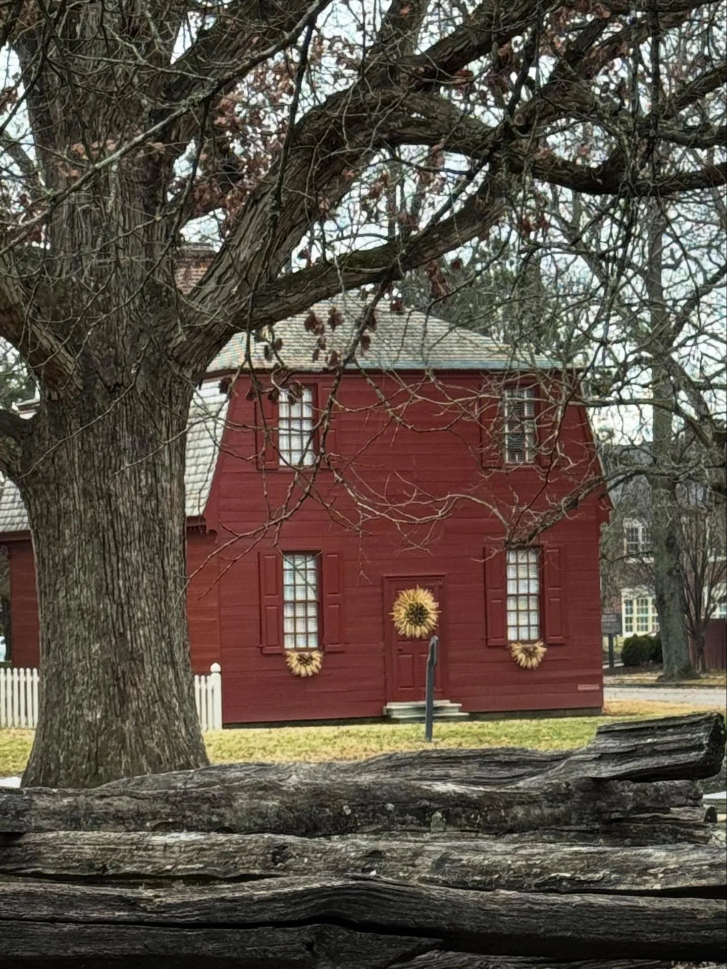 Happy Holidays from our happy place &mdash; Colonial Williamsburg!
Sheila xo
#colonialwilliamsburg #colonialhomes #redhouses #holidays #historichomesmagazine