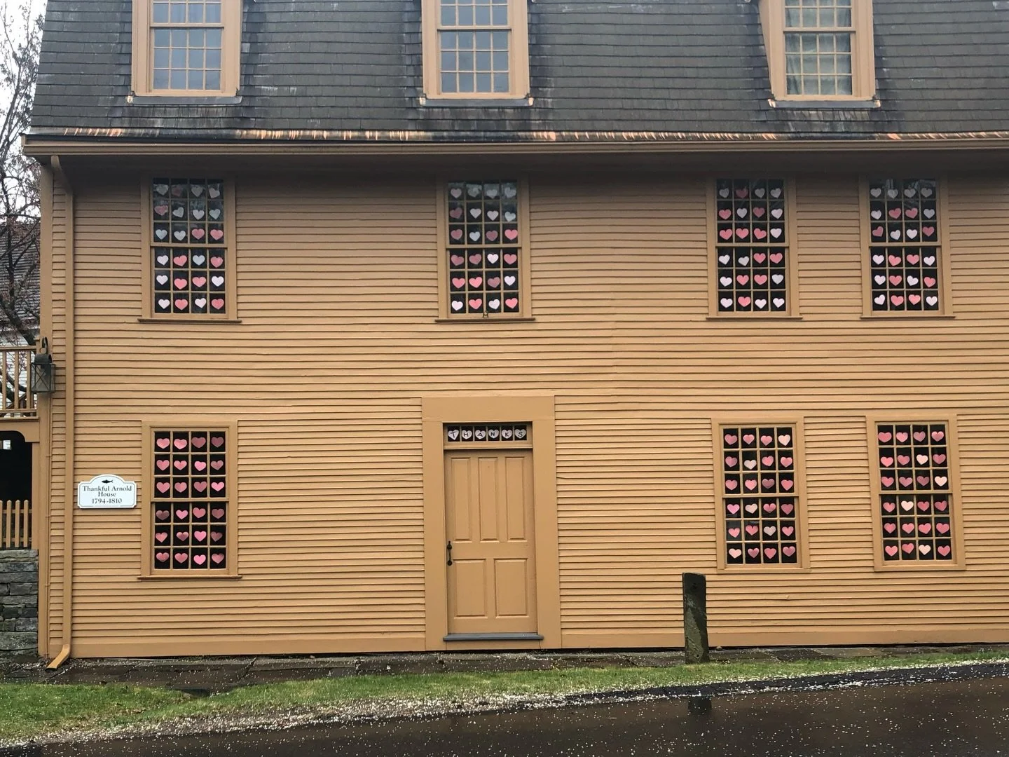 Happy Valentine's Day ❤️

#valentinesday #hearts #historichomes #windows #love 
@haddam_historical_society