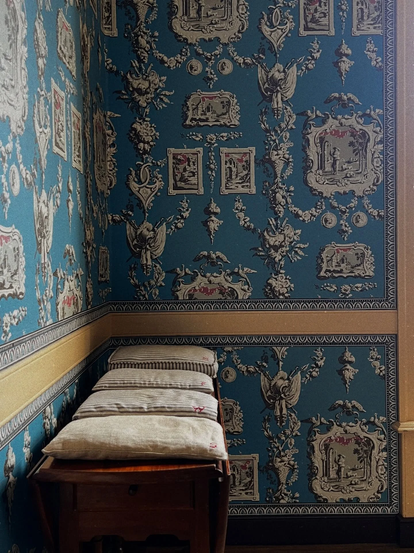 Mornings with Historic Homes Magazine.  Good morning everyone.  Enjoy your day.
Sheila xo
#historichomesmagazine #historichouses #colonialhomes #wallpaper #colonialwilliamsburg