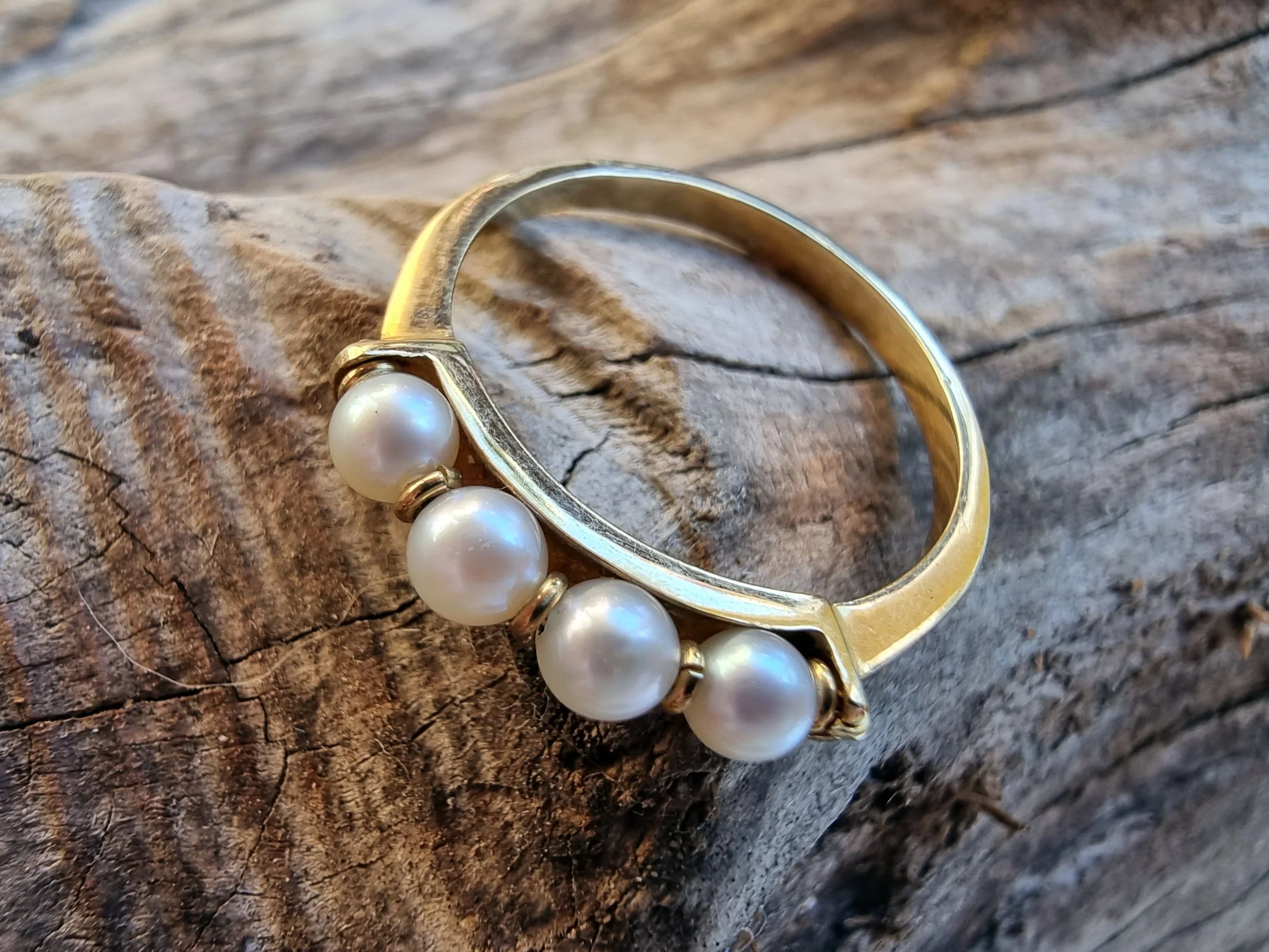 Anel de ouro com pérolas
