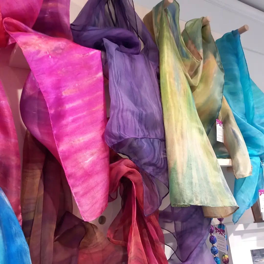 So many beautiful colours and patterns in these hand dyed silk scarfs from @caroline.earl.art 

Super lightweight these have been proving very popular recently with tourists and ideal for posting as a gift.

OPEN 10-5