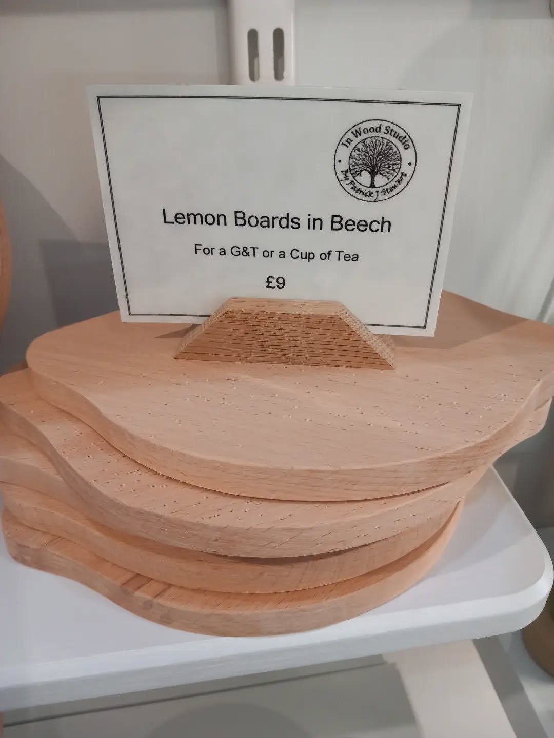 Definitely G&amp;T weather out there just now 🍋

These are super handy wee lemon chopping boards so no more " why does my G&amp;T taste like garlic " moments anymore!

Hand made boards by #inwoodstudio 

Happy Friday folks ❤️