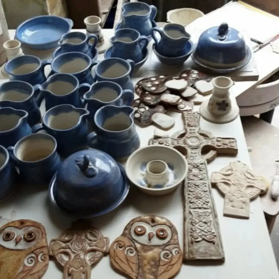 Introducing our second guest crafter for August.

Please welcome @wdc.green with her gorgeous pottery.

Alma Milne creates wonder traditional hand thrown pottery bowls and mugs aswell as candle holders and walls tiles.

The Owls are my favourite 🦉

