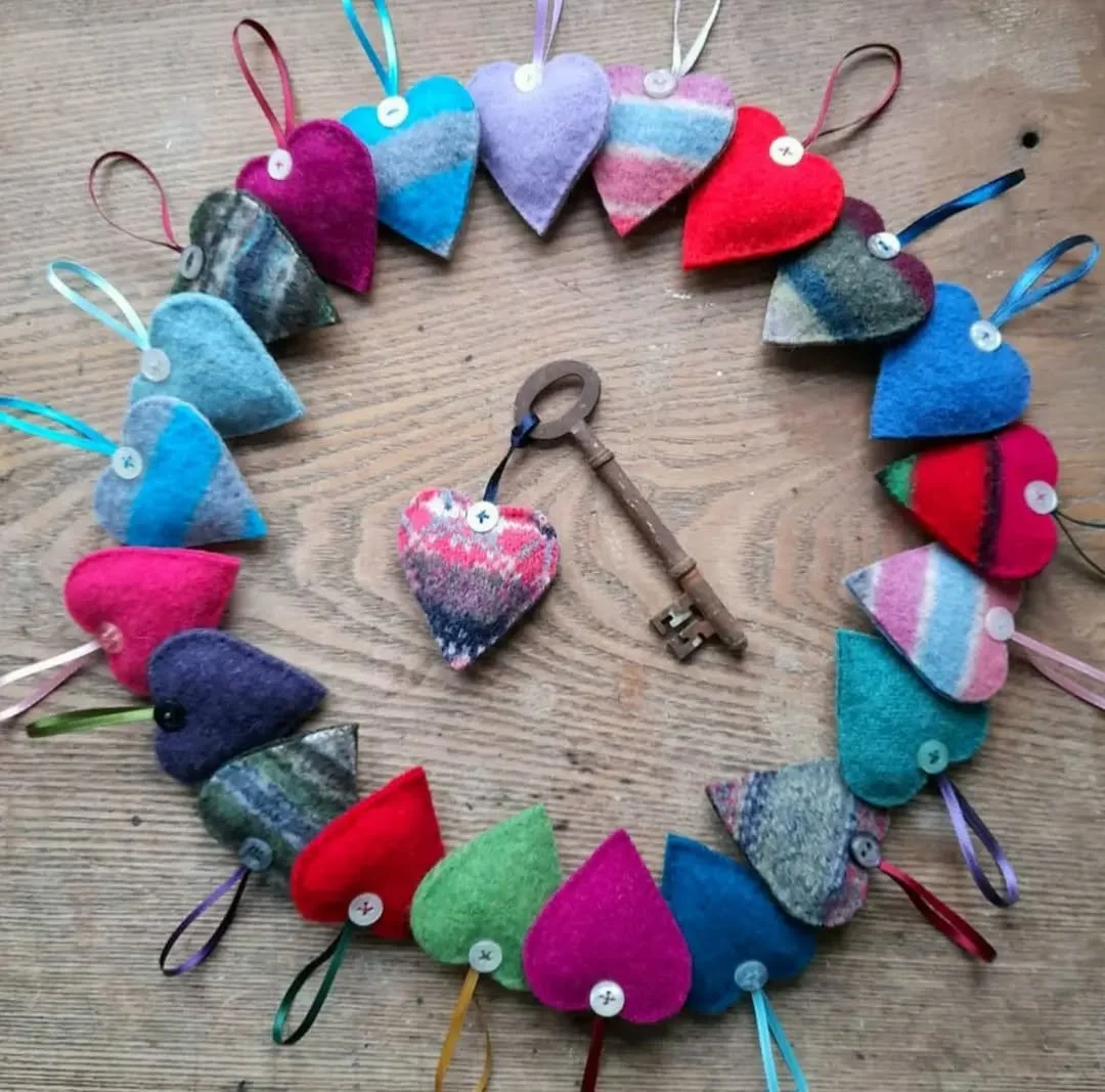Lots of little Lavender filled wee hearts from @carolinemackenzie6259 

Caroline trys to use up all the scraps of fabric from her other creations and these are perfect to pop in with a letter or gift or a wee "minding" for a loved one.

Hap