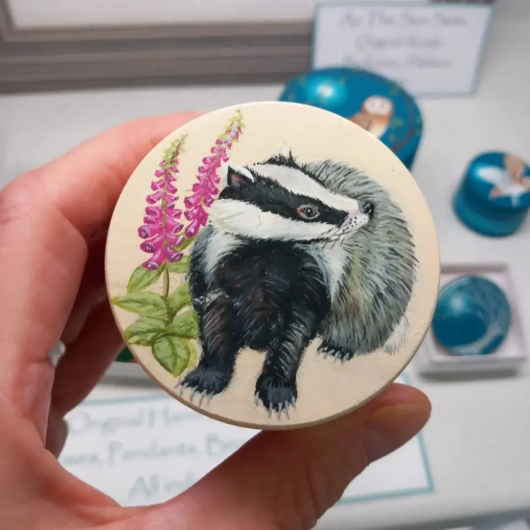 Beautiful little hand painted Badger box by @karen.nelson.12764 

OPEN 10-5 MONDAY-SATURDAY 
SUNDAY 12-4