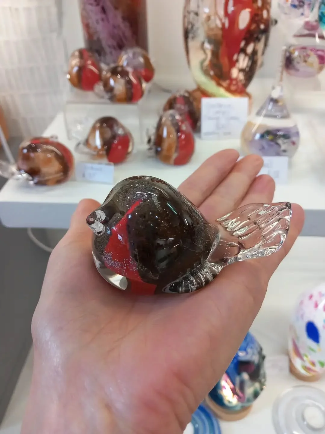 I have a little garden Robin who visits us everyday..they are such special wee birds for many people.

These glass Robin's from @holmesglass are just so lovely and catch the light if they sit on a windowsill.

Happy Friday everyone ❤️ 

OPEN MONDAY-S