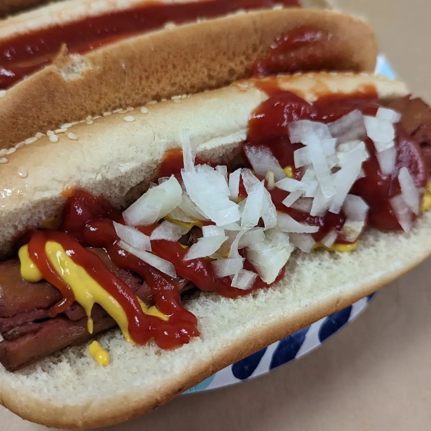 These vegan hot dogs are quickly becoming one of our favorite creations and lunch time options 😁 High protein, low fat, low sodium, high fiber, delicious and carbon negative!

How do you like yours: ketchup, mustard, onion, relish?