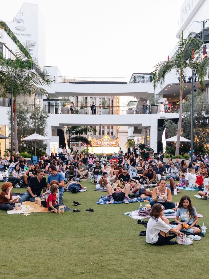 Pass the popcorn🍿🎬 Friday Movie Nights are officially back at Ovation Hollywood!  Round up your crew and join us under the stars in the Courtyard for the ultimate outdoor cinema experience.  We&rsquo;re bringing your favorite films to the big scree