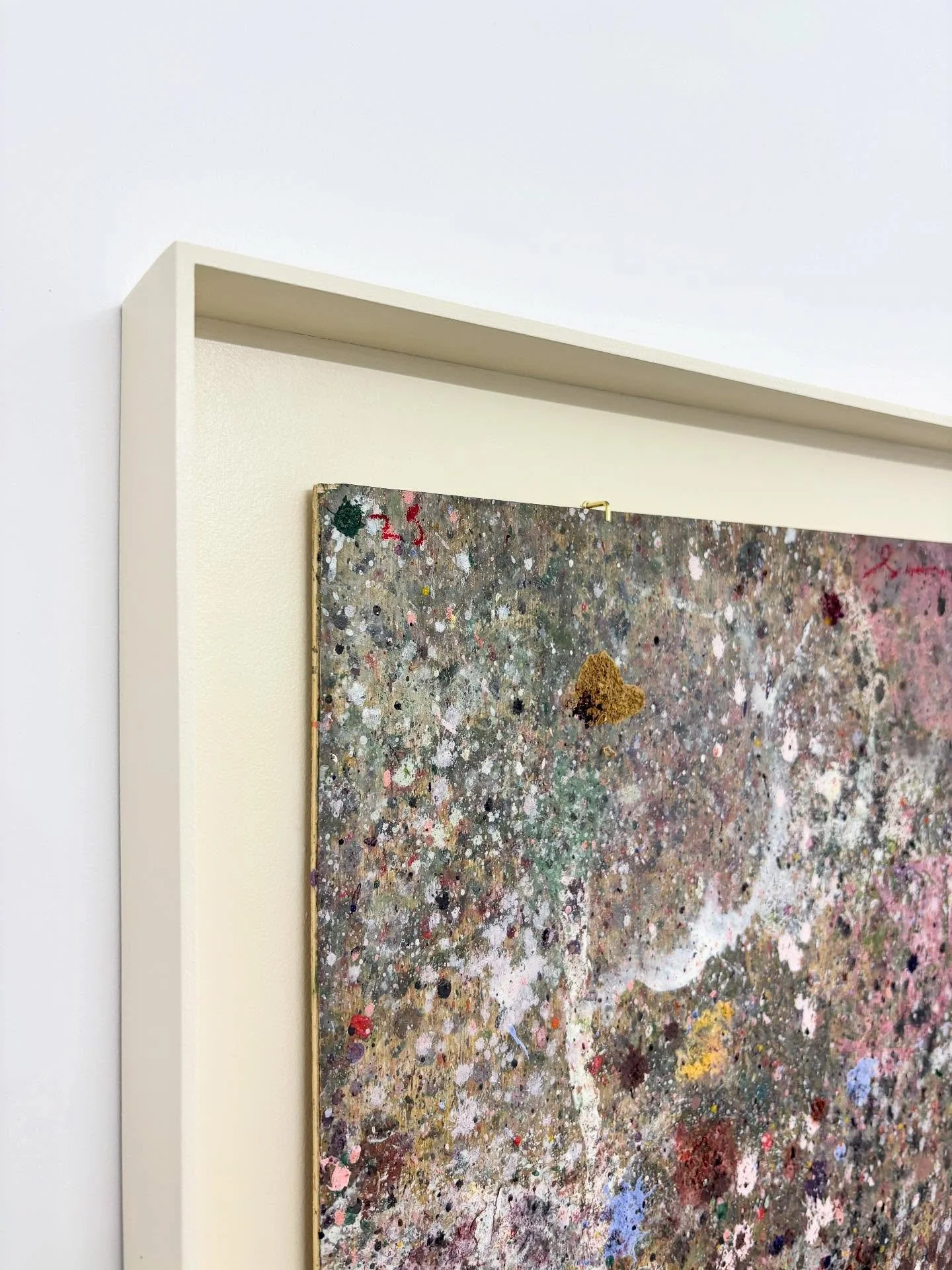 Brass hooks and a creamy tray frame for this Sean Kratzert painting on plywood.

#seankratzert #beuysframing #beuys