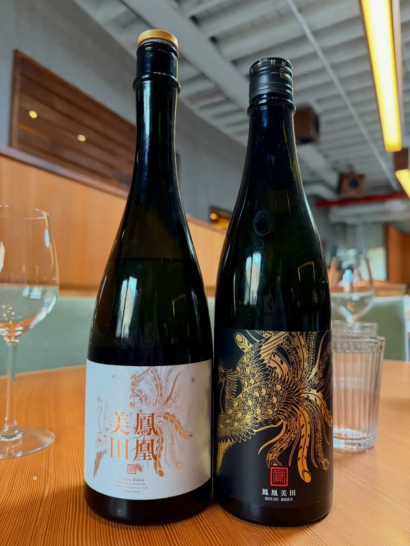White Phoenix vs Black Phoenix 🕊️

Two distinct expressions from Houou Biden&rsquo;s outstanding Aiyama-focused &ldquo;Phoenix Series&rdquo; &mdash; showcasing the incredible versatility and depth of this rare rice varietal.

White Phoenix
Elegant, 