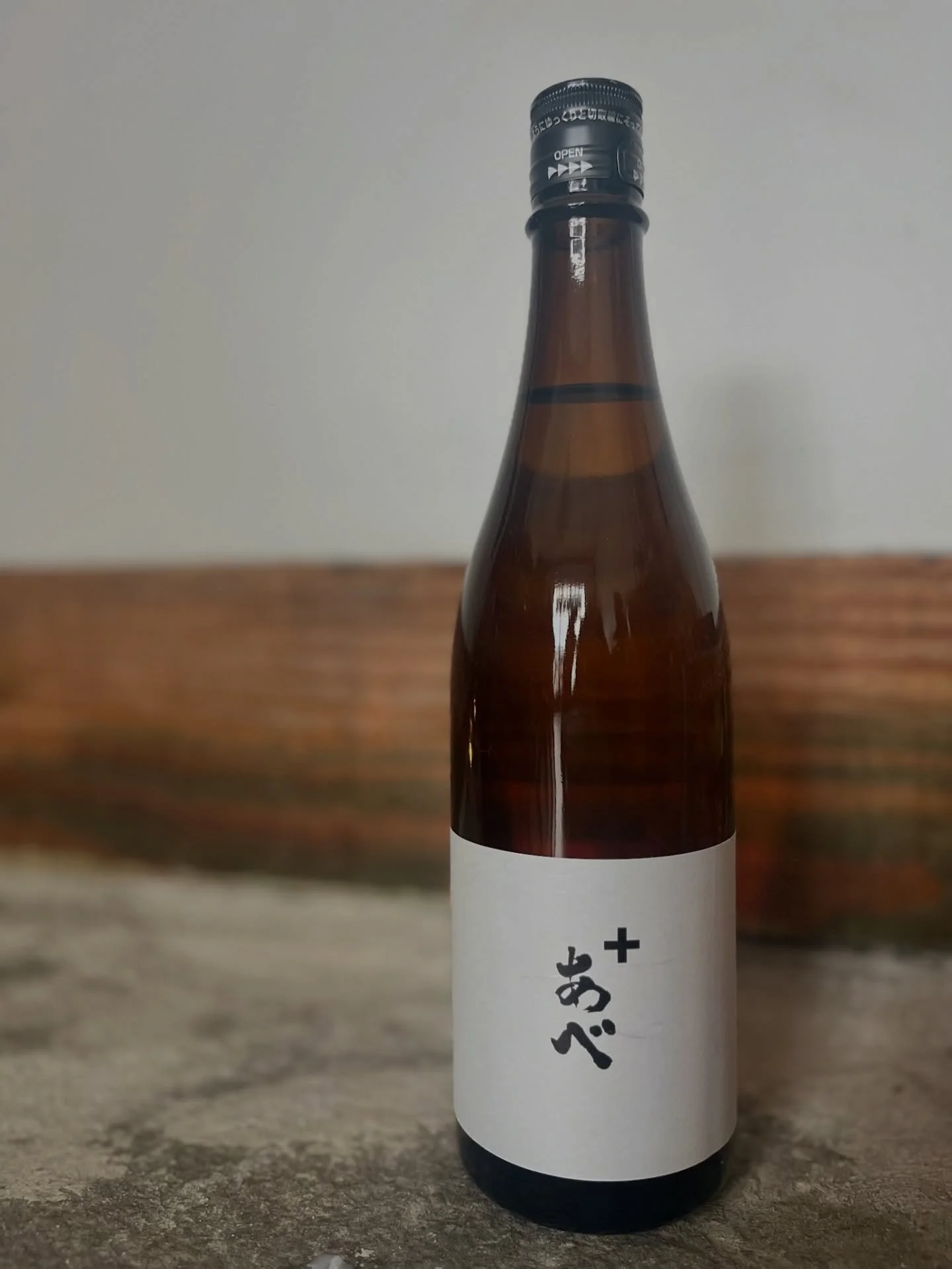 Abe + is back!! 
Here is a comment from Mr. Yuta Abe, the sixth-generation of Abe Brewery. The English version follows the Japanese.

アメリカ向けの専用タンクということで、よりドライをわかりやすく表現しているつもりです。酸度もちゃんとあり、焼酎由来のキレもあるので、もはやこれ嫌いなら辛口好きじゃないんじゃないかくらいな設計にしています！
専用タンクで仕込んでいるな