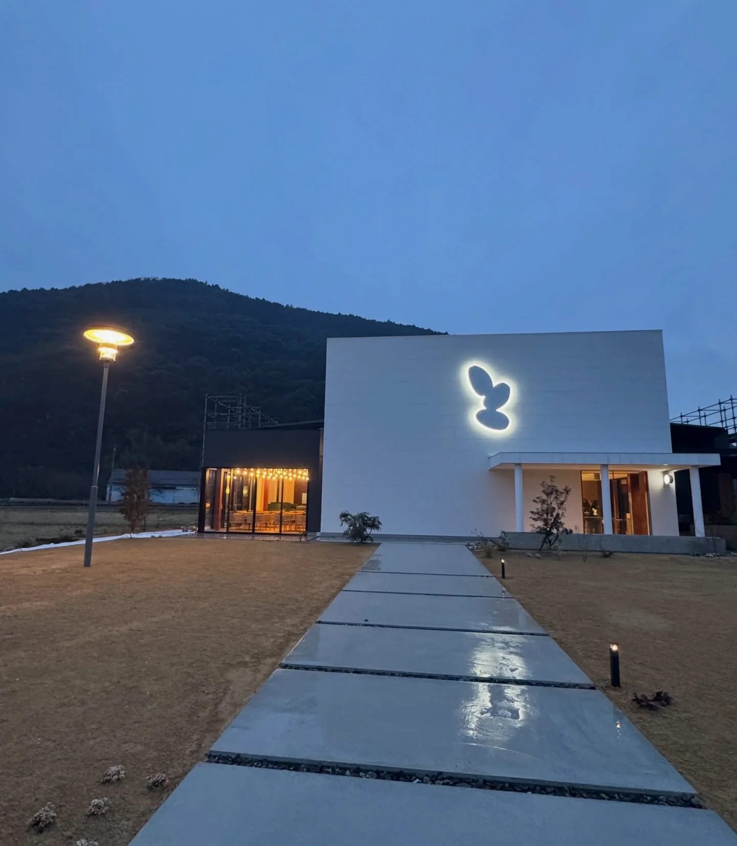 Visiting Ohmine&rsquo;s new facility, where perfection lives in the details. Every space and every element thoughtfully designed. 
We were able to see Ohmine&rsquo;s summer arrival as it prepares for the US market. Stay tuned for the new bottle desig