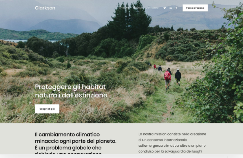 Gruppo di persone che cammina lungo un sentiero in un paesaggio naturale con vegetazione e montagne sullo sfondo.