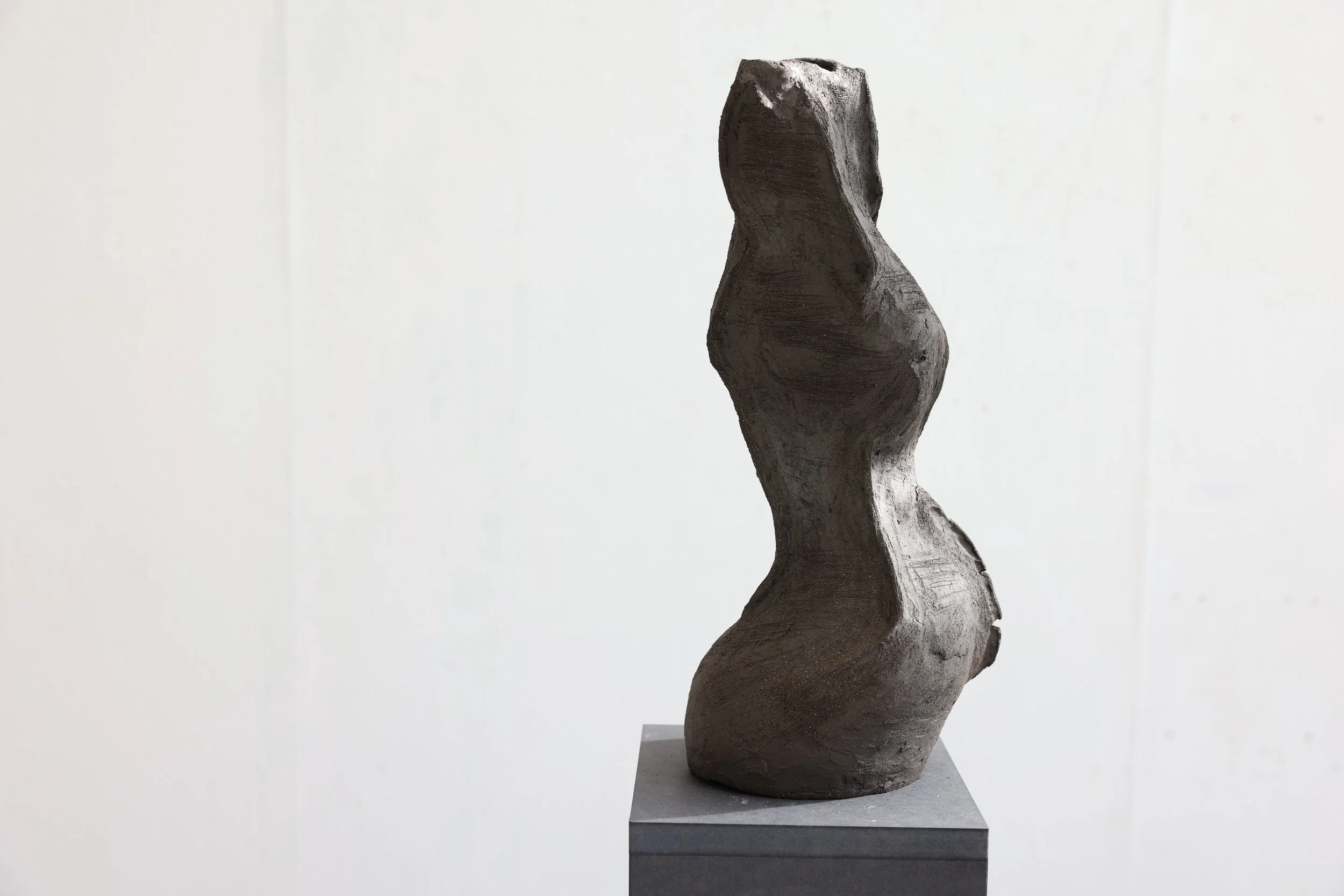 Freddy_FaT8_stand_SoMe.Freddy_Houndekindo_ceramic_art_choreography_Dance_Clay_Figure a Tree.JPG