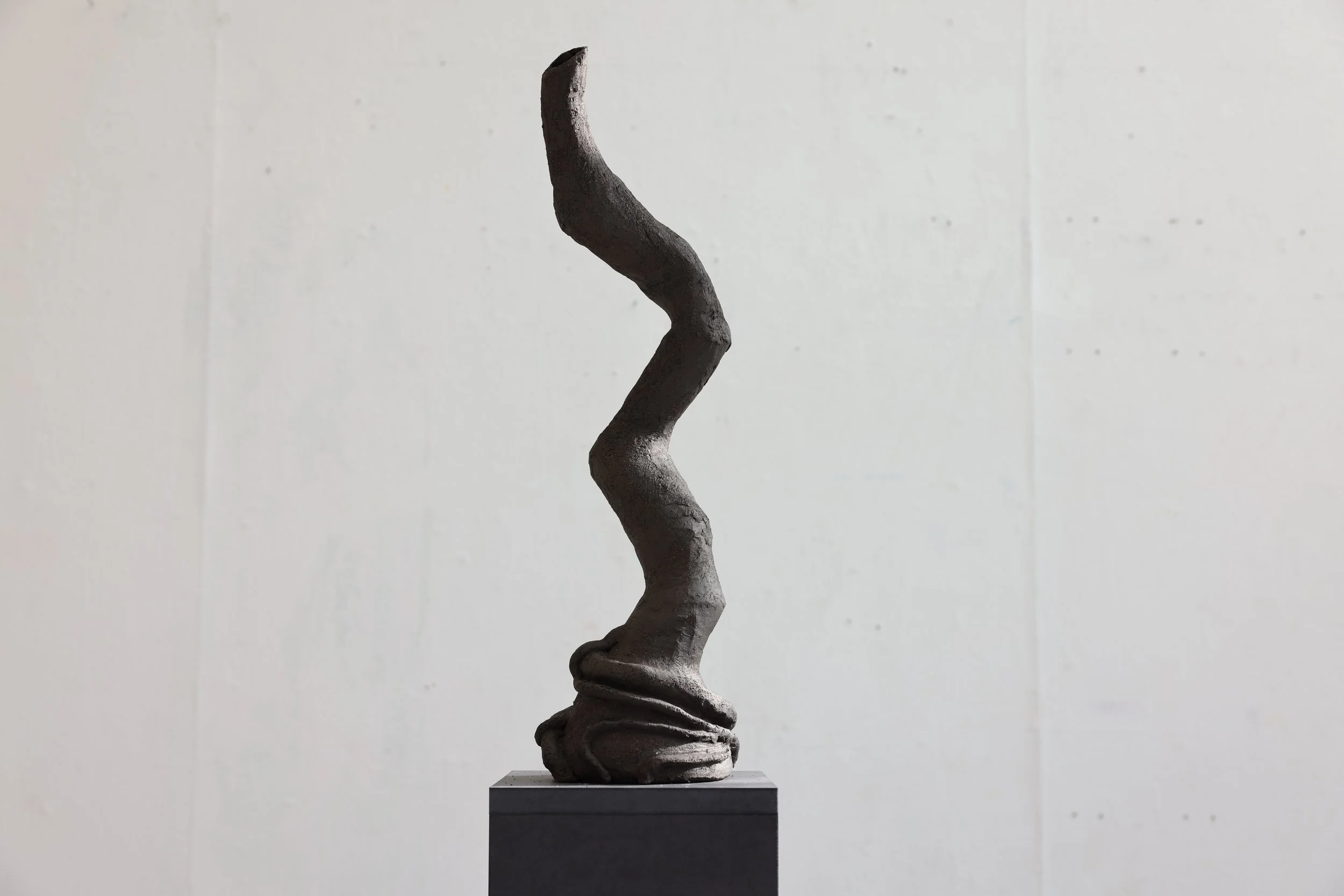 Freddy_FaT10_standFreddy_Houndekindo_ceramic_art_choreography_Dance_Clay_Figure a Tree.JPG