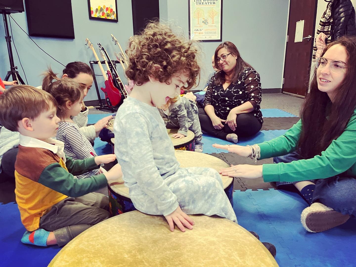 Feel the beat! Young ones love to feel the drumming all over their body, one way to do it is to sit down on a drum while other friends are engaged in percussion! How do you let your kids experiment with sound? #lakehousemusicacademy #lakehouselollies