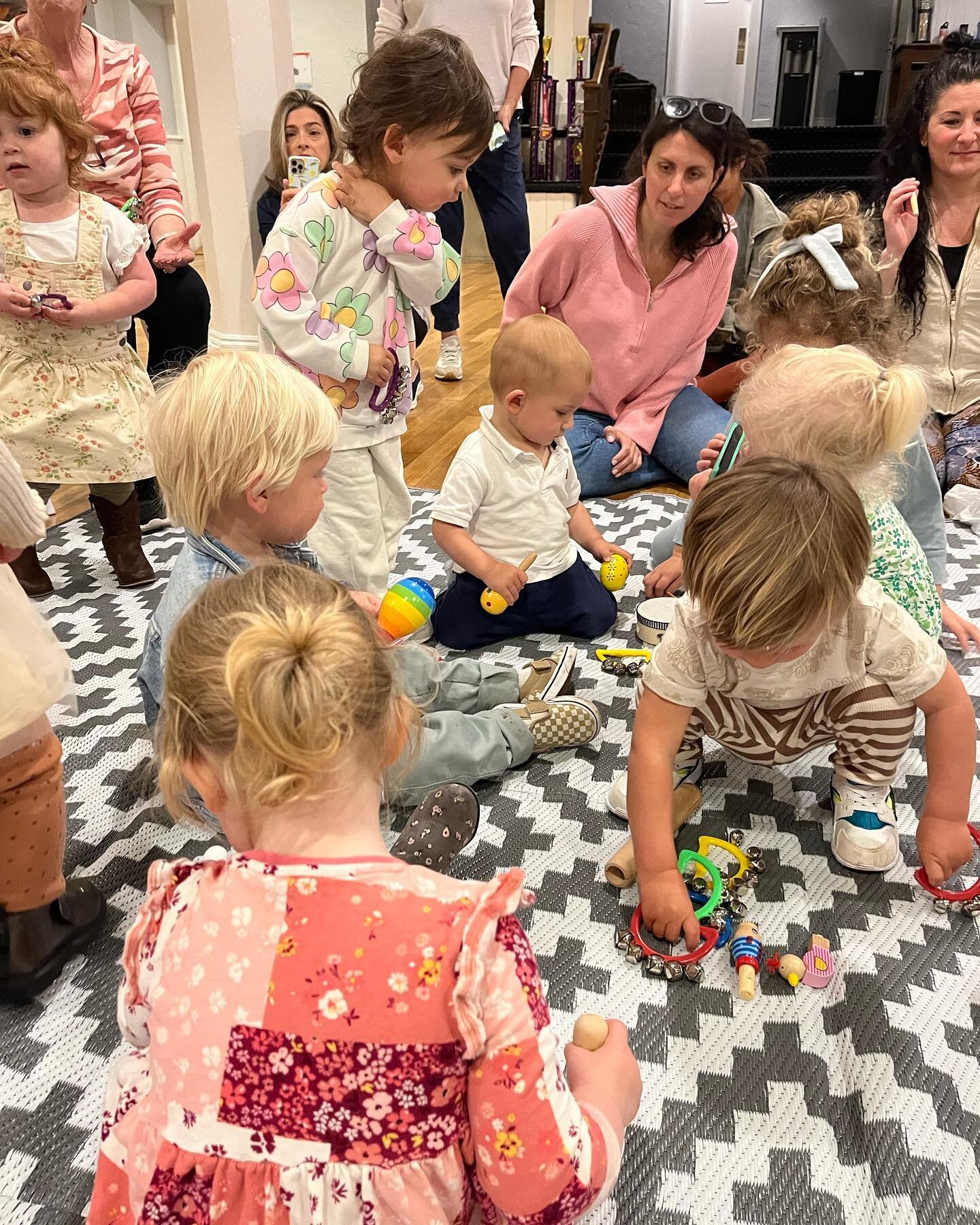 Our crew at the #springlakelibrary is always great, we had a fabulous time this morning with our #lakehouselollies . Come and see us in #asburypark next week! #toddlermusicclass #cincodemayo  #littlemusician
