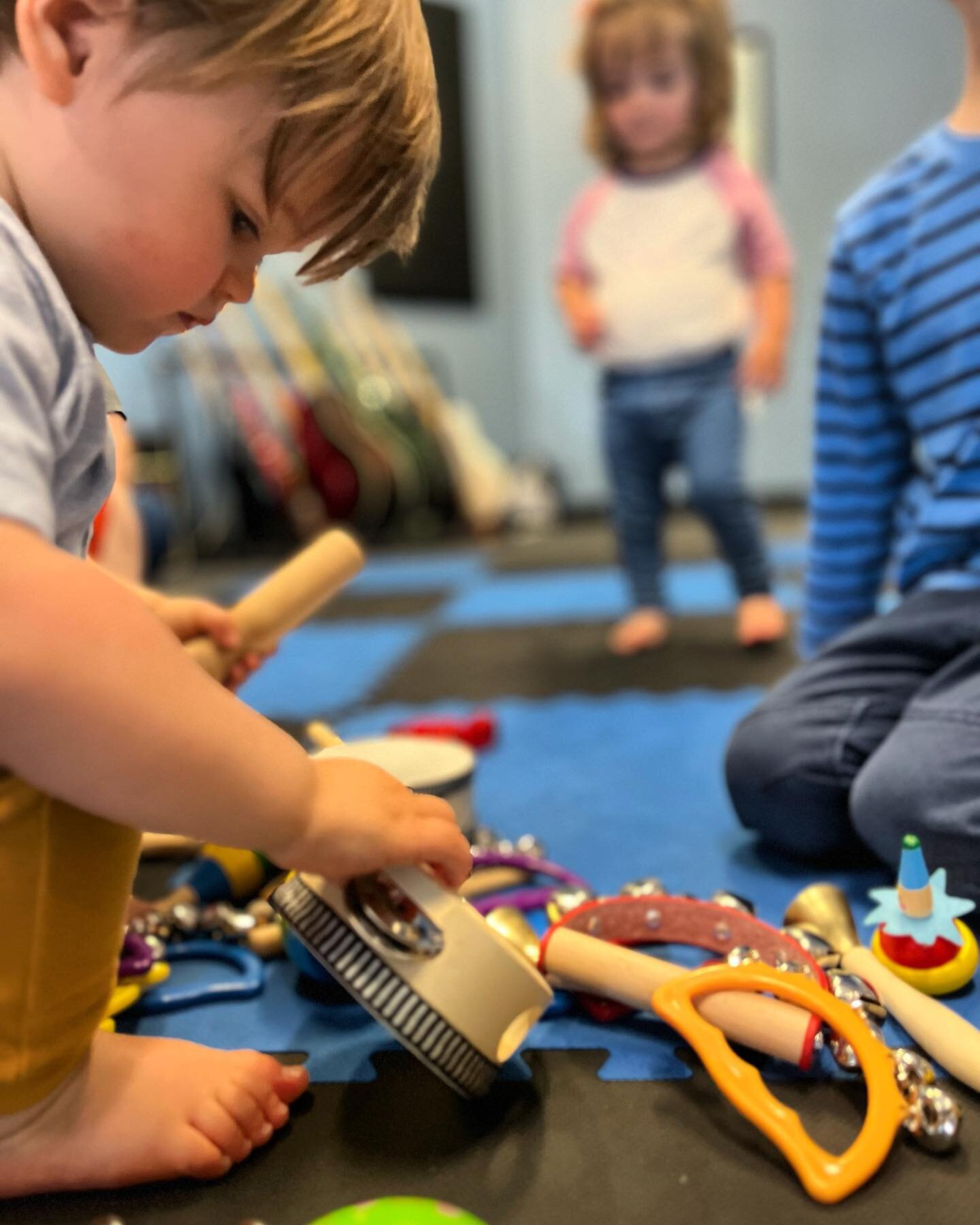 One more #thursdayfunday with our #lakehouselollies, always a great way to get closer to the weekend&hellip; come join us next week for music activities with your toddler! #music #kidsmusic #asburypark #kidsmusicclass