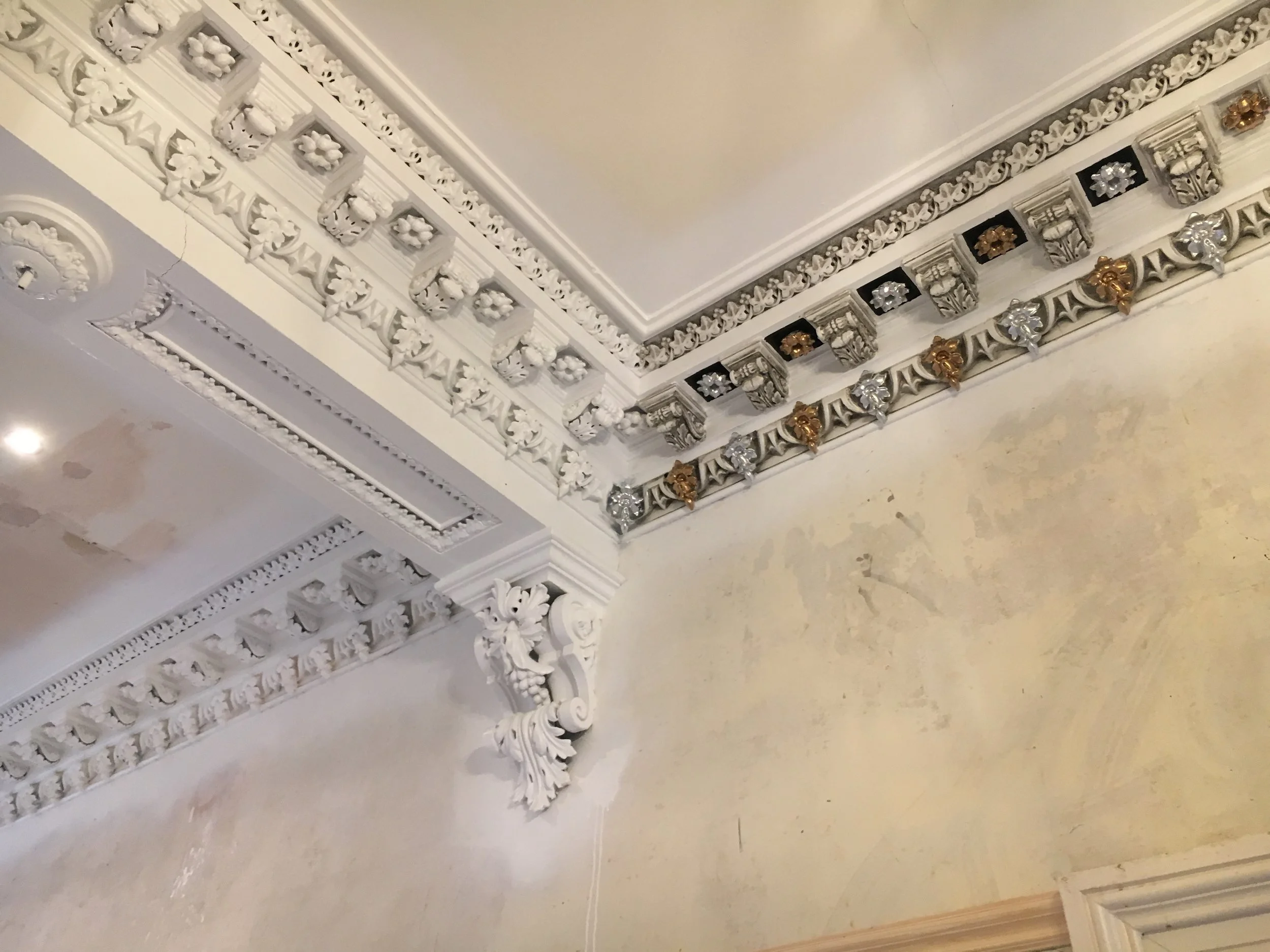 Sprayed Cornice, with Initial Gilding Decoration.