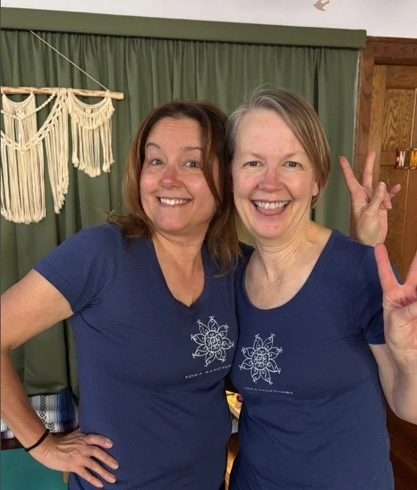 🫶😃 Joyful encounters: Karen and Karen edition 🩷✨
When you show up to yoga at the same class, in the same row, in the same outfit, and you also have the same name!? It's a sign from the universe to take a selfie 😃 

@karen.larson.927 @zeldacat