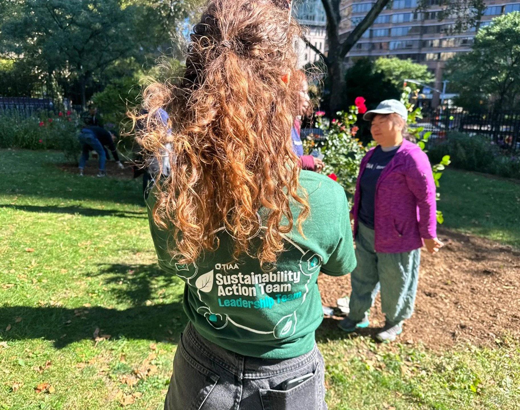 Today to further St. Vartan Park garden beautification, sustainability, safety and upkeep, garden steward St. Vartan Park Conservancy hosted employees from TIAA headquarters located a half mile north of the park. ⁣
⁣
TIAA and the Conservancy provided