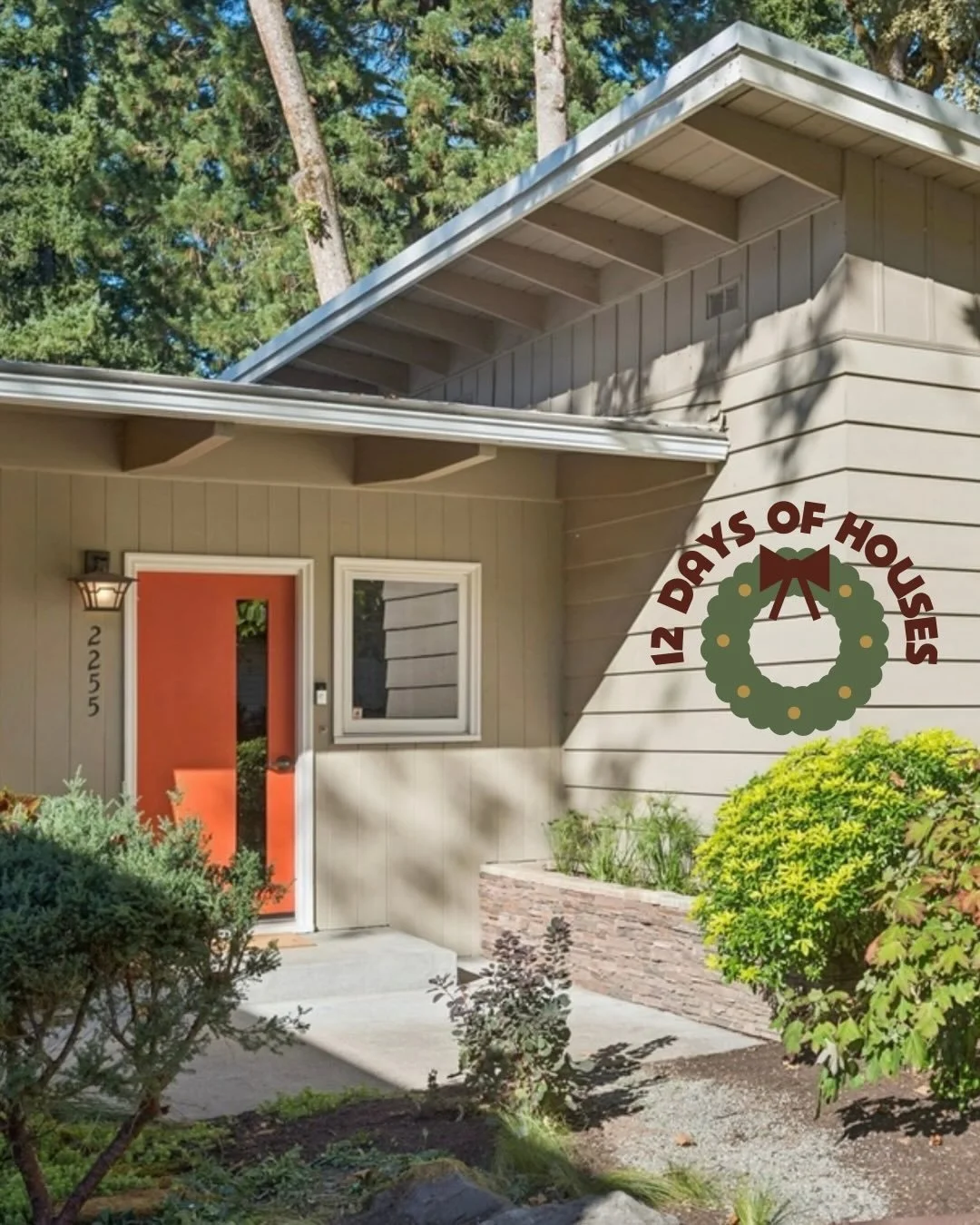 🎄12 DAYS OF HOUSES🎄
🎶On the third day of houses my true love gave to me, a Lake Oswego 1951 3-bed 3-bath mid-century🎶
&bull;
Let&rsquo;s unwrap this 2,815 sq. ft. of stylish living in the heart of Lake Oswego! This single-level star features 3 be
