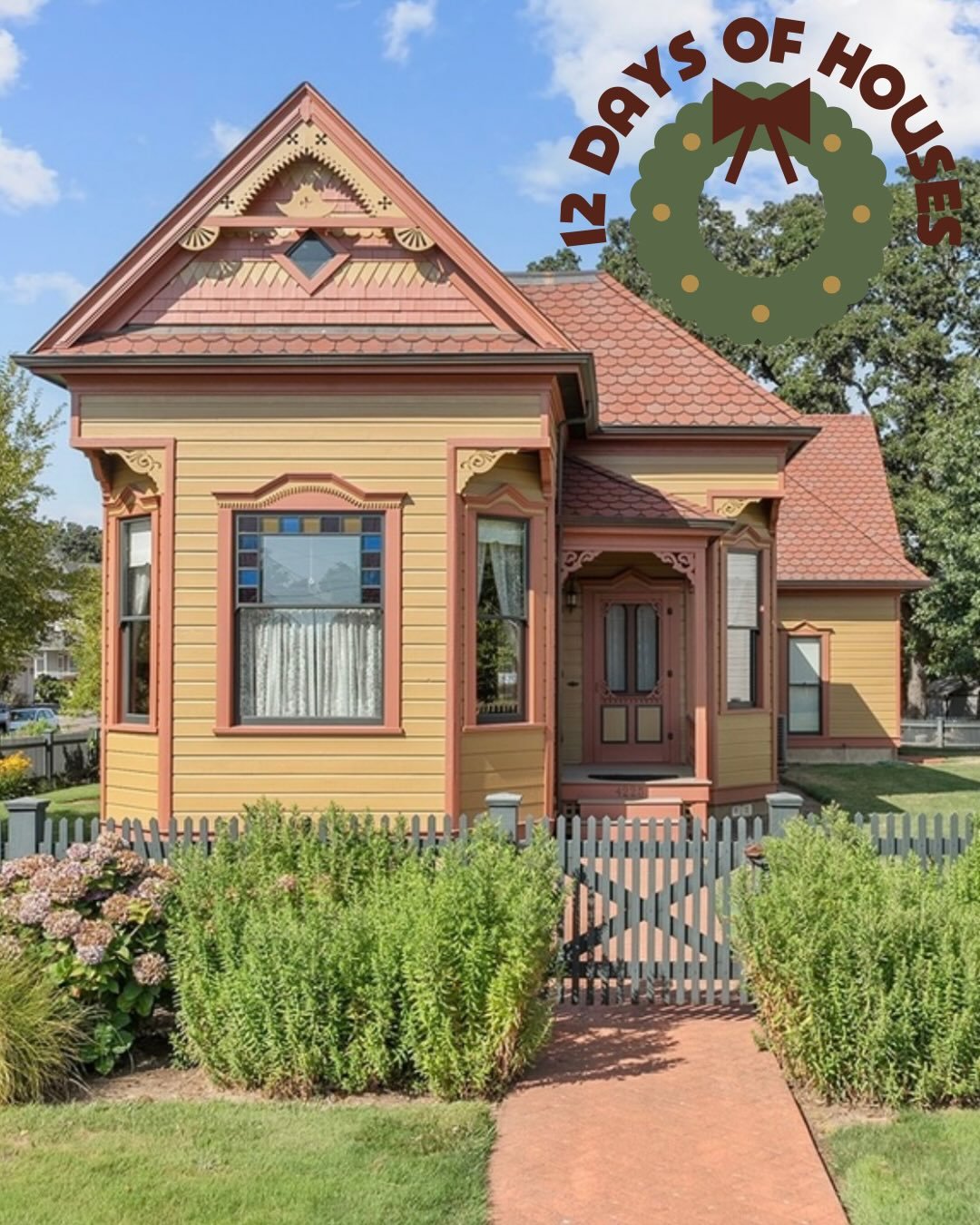 🎄12 DAYS OF HOUSES🎄
🎶On the 10th day of Houses, my true love gave to me, a historic Victorian home located just 45 minutes outside of Portland in Saint Paul, OR, built in 1870🎶
&bull;
This house is a true Christmas miracle come to life! Boasting 