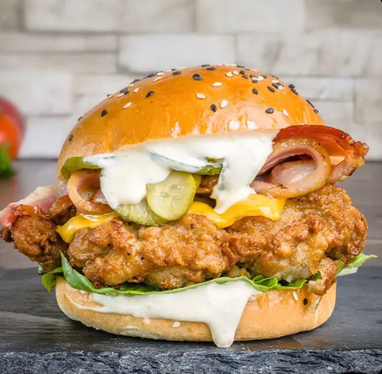 𝗦𝗢𝗨𝗧𝗛𝗘𝗥𝗡 𝗕𝗘𝗔𝗨
  
Buttermilk soaked southern fried chicken fillet, crispy bacon, melted American cheese, crispy lettuce, cremy white BBQ sauce and sweet & spicy pickles.