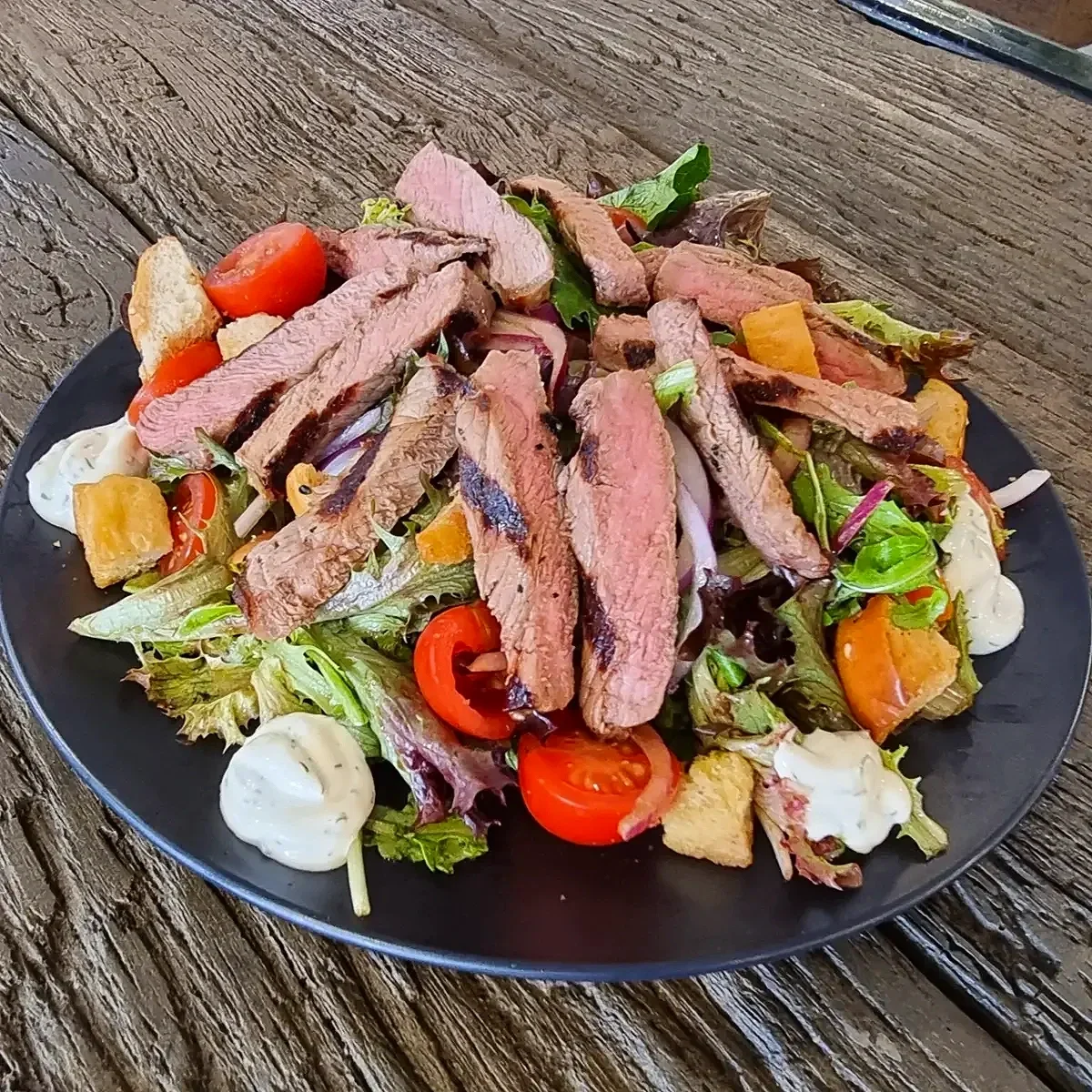  
 BEEF RANCH SALAD 
 
Beef sirloin strips, mixed salad, cherry tomato, Spanish onion, crutons & ranch dressing.