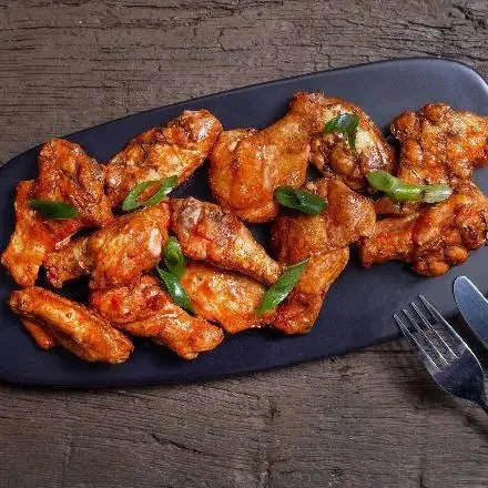  
 12 WINGETTES 
 
12 crispy chicken wings, coated in your choice of creamy BBQ sauce, buffalo hot sauce or cherry cola BBQ sauce.