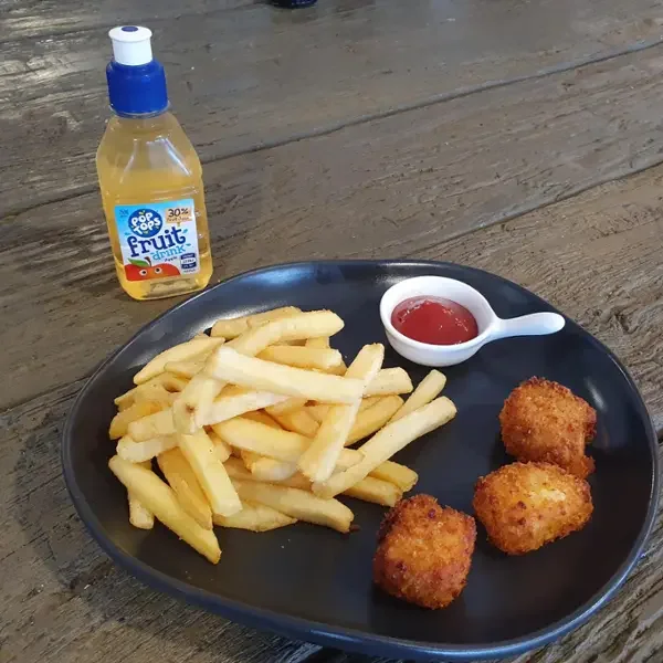  
 KIDS MAC 'N' CHEESE 
 
3 deep fried mac & cheese cubes, served with a side of fries.