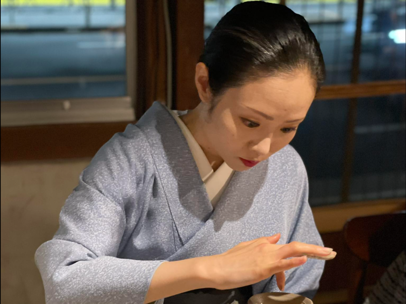 【感動】お酒を飲まずに芸者として働くパイオニア！