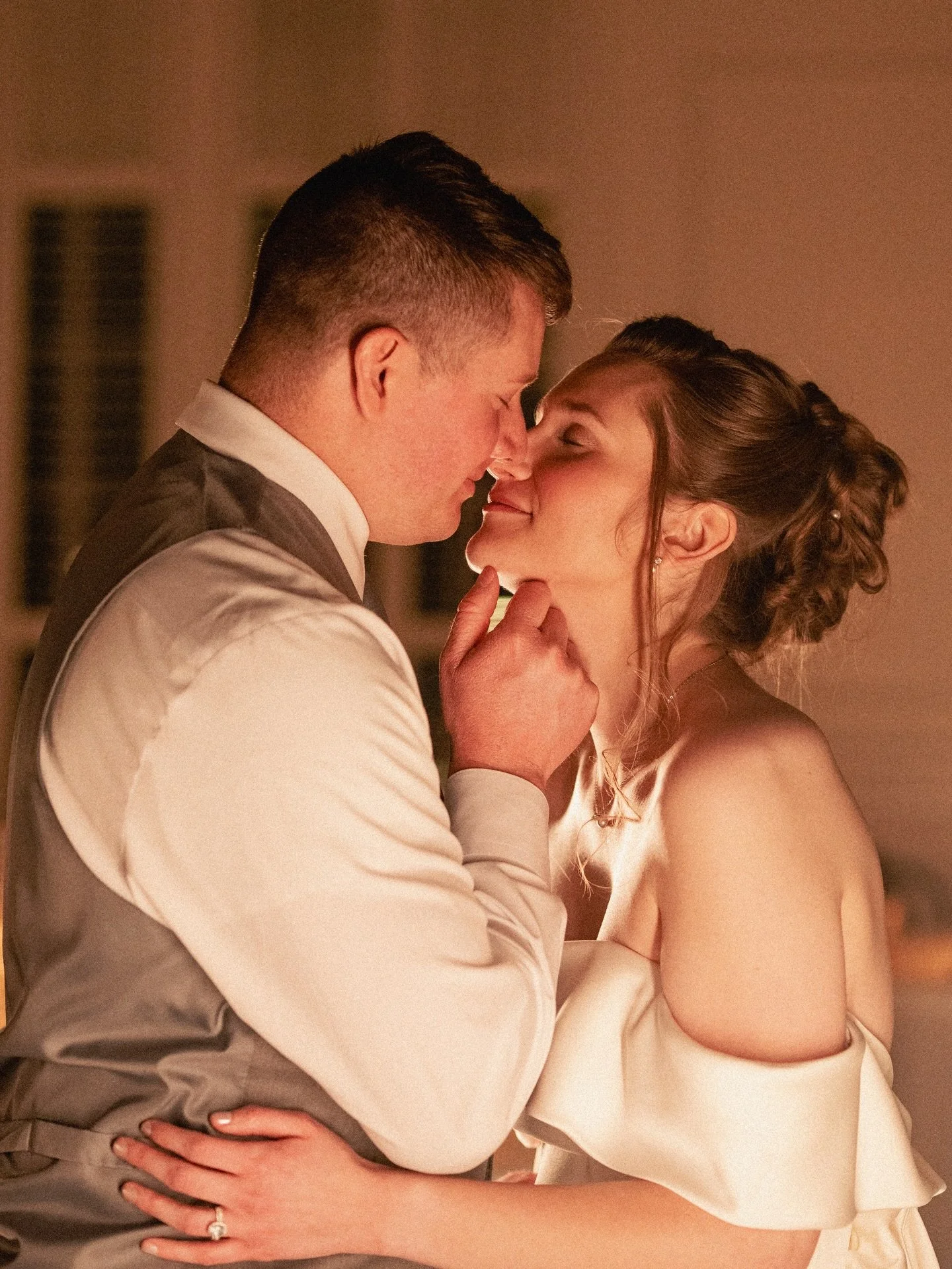 What a way to kick off 2026.
The sweetest vibes ✅
A killer vendor team ✅
Snowflakes for portraits ✅

So excited for this year!
Planner:  @yinzgettingmarried 
Venue:  @theaudreyvenue 
Florist:  @greensinner 
Hair:  @hairbycourtneybenedetti 
Rentals: @
