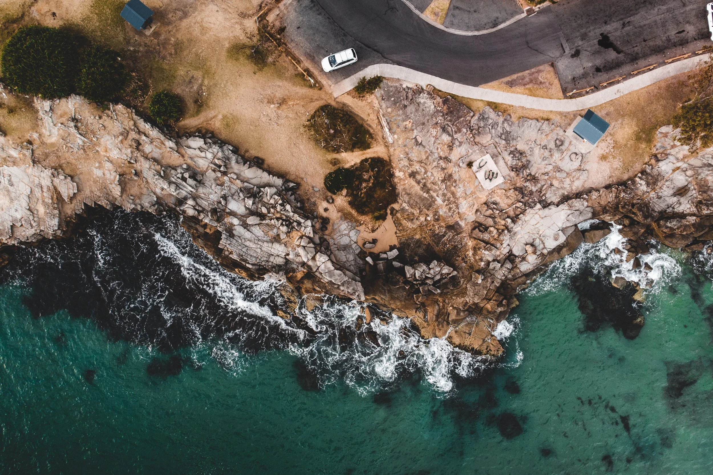  The rocky headland that wraps around Turners and Main beaches offers panoramic views up and down the coastline. 
