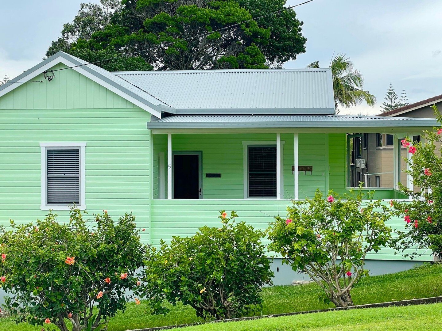 Zig zig through the streets of Yamba and you&rsquo;ll see an array of Federation-style weatherboard beach shacks and fibro cottages, many painted in vibrant colours yet maintaining their original style and charm. While some have been upgraded for acc