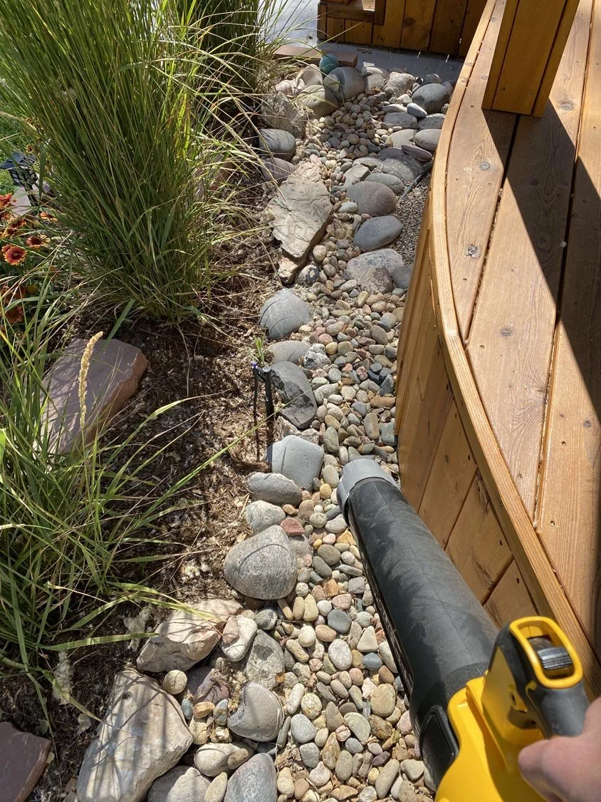 using the dewalt DCBL722B leaf blower