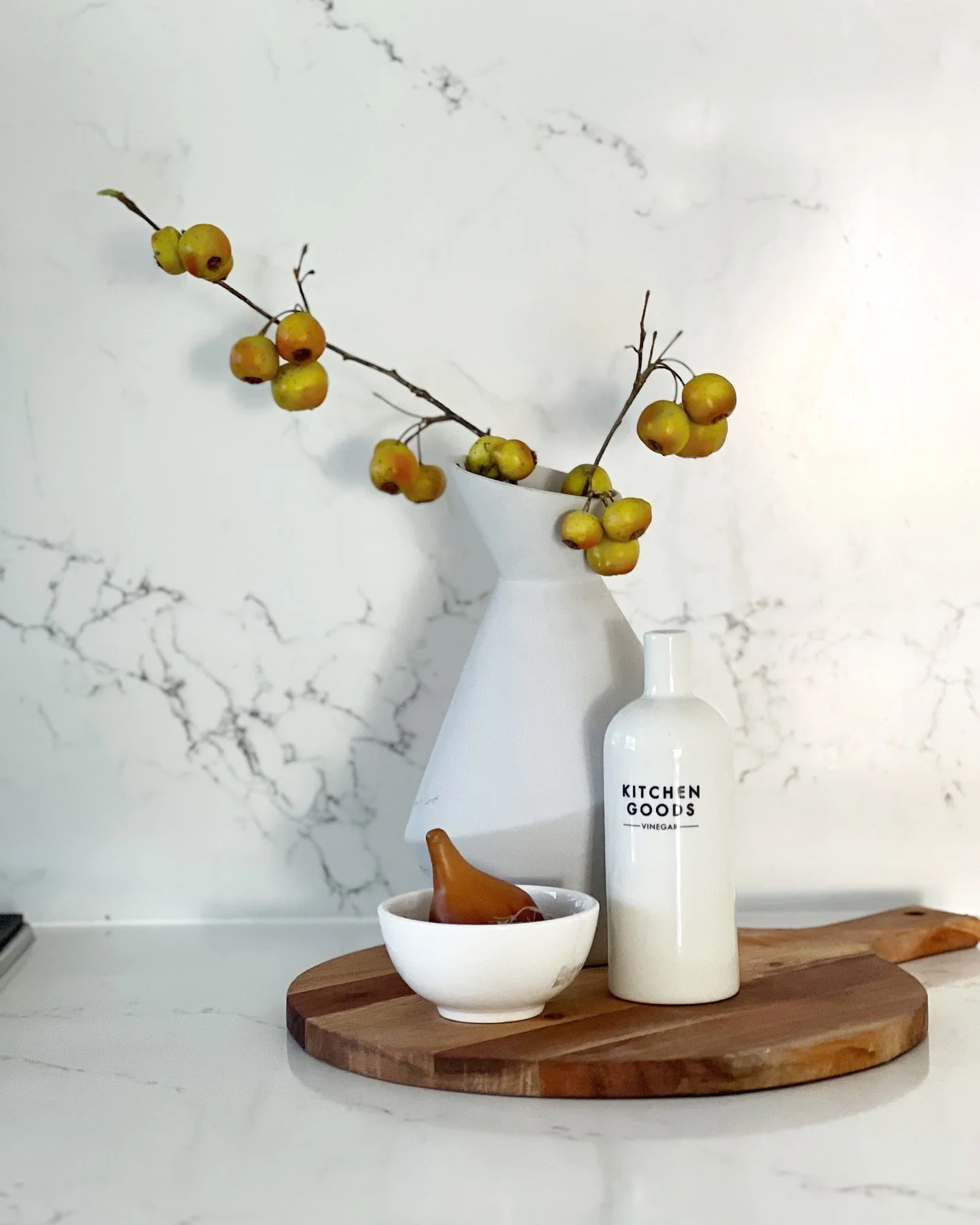 Perfectly placed Kitchen vignettes make the buyer forget that it&rsquo;s actually the place last nights leftovers live 😂😉

#stylist #staginghomes #hire #furniturehiresydney #styling #styledtosell #hirefurniture #interiorstyling #style #realestate #