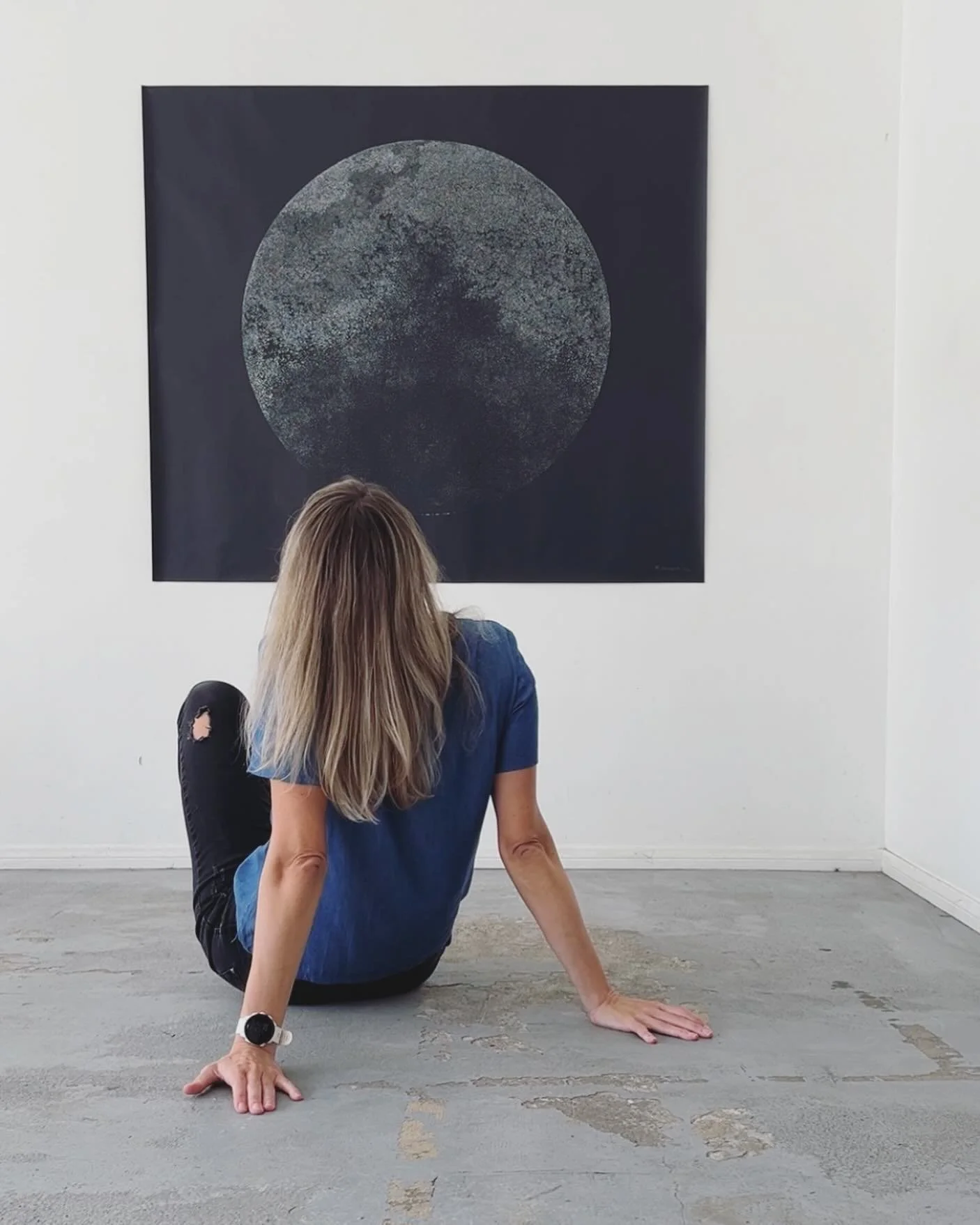 Talking to the moon&hellip;

Subject: Moon-Curiosity
Technique: Pointillism
Canvas size: 55.5&rdquo; (w) x 48&rdquo; (h)