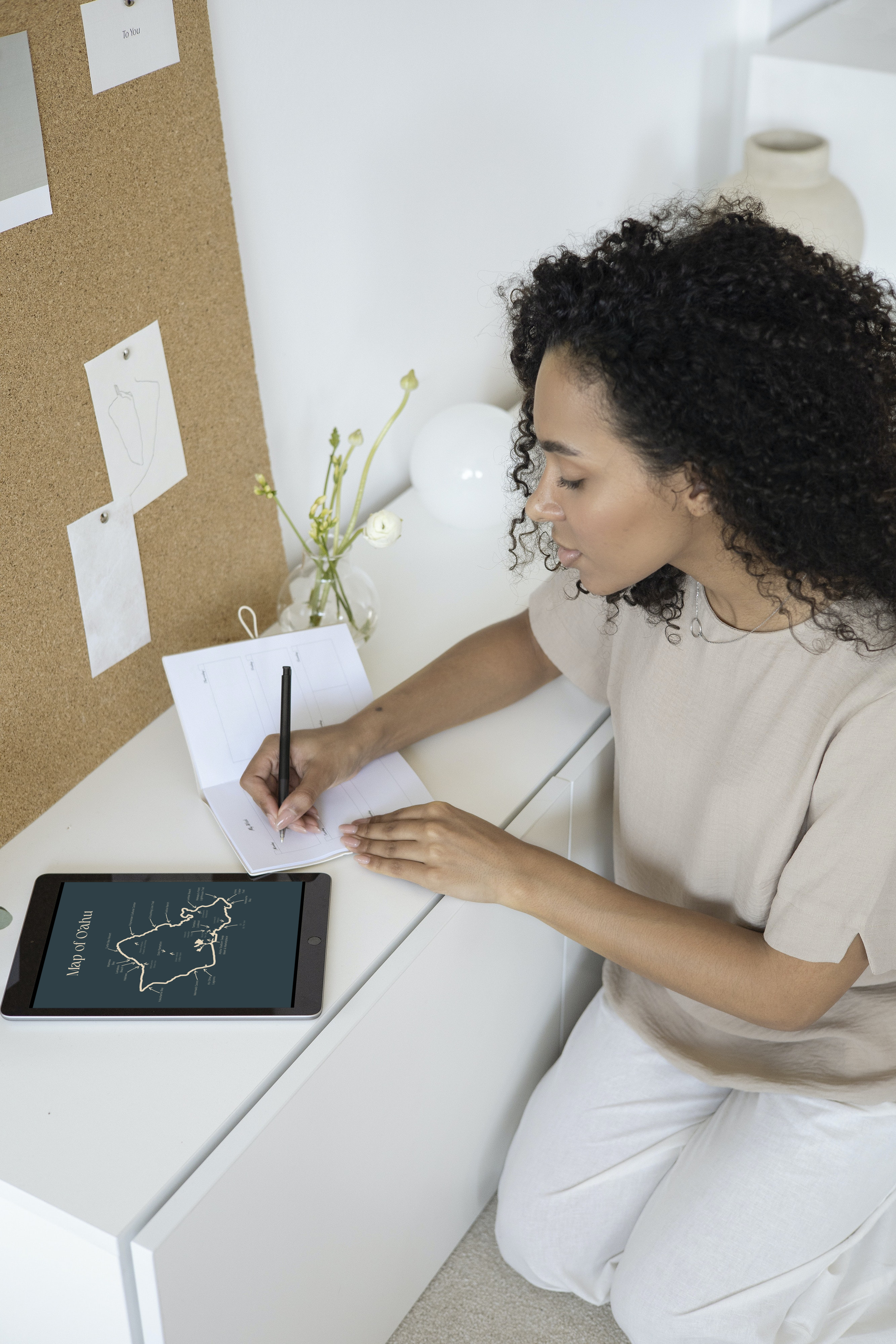African-American woman using iPad Pro on the white cabinet_3D1D9C06-7DE0-455C-A448-B9CAD923B079.png